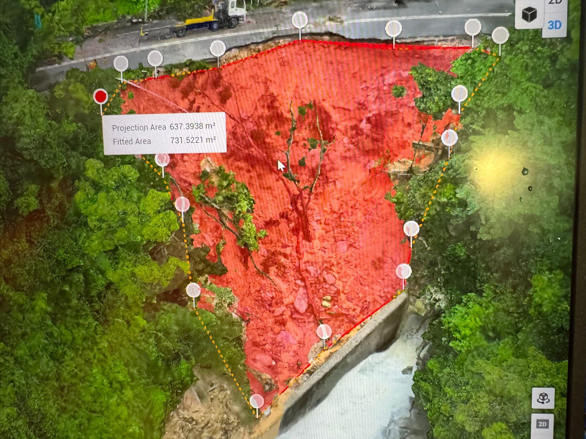 大埔新娘潭燒烤場以南一段新娘潭路斜坡發生山泥傾瀉,導致南行行車線嚴重損毀。(路政署8月5日圖片)