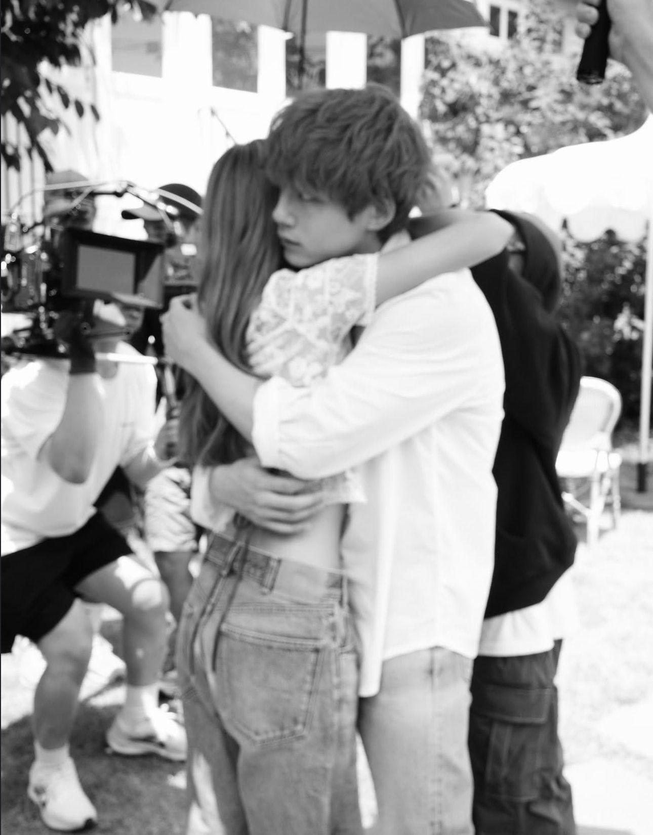 Lisa在社交網平台分享《Dream》的拍攝花絮及其他靚相。