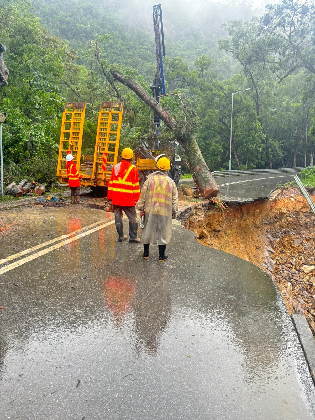 大埔新娘潭燒烤場以南一段新娘潭路斜坡發生山泥傾瀉,導致南行行車線嚴重損毀。(路政署8月5日圖片)