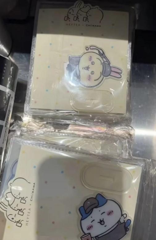 網上流出圖片顯示,喜茶將推出陶瓷杯、化身為喜茶店員的CHIIKAWA及角色企牌。