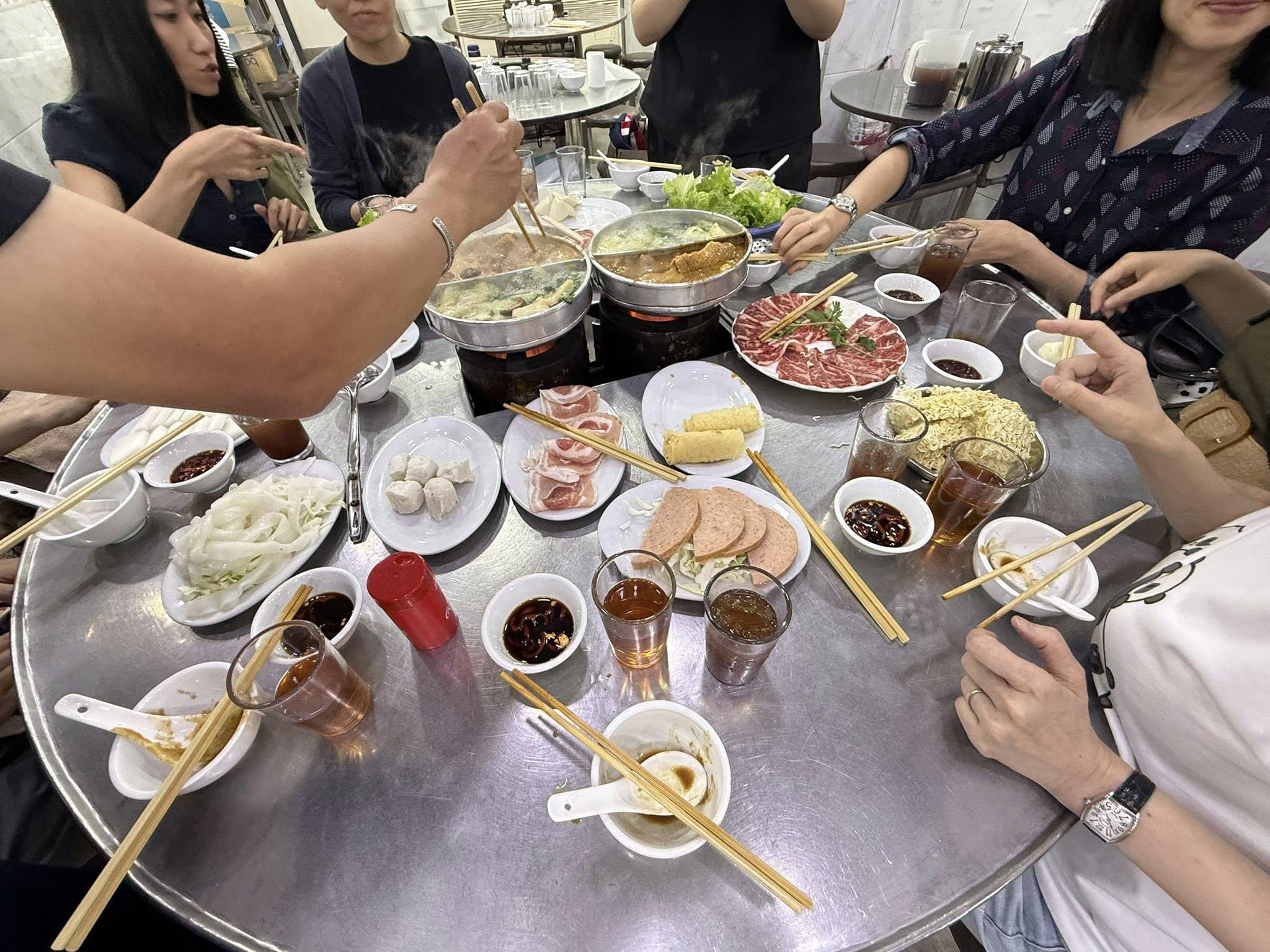 羅淑佩又說,阿仙奴對熱刺賽後去九龍城宵夜,再次見到坐無虛席,盛事效應在星期四亦一點不遜色。(羅淑佩fb)