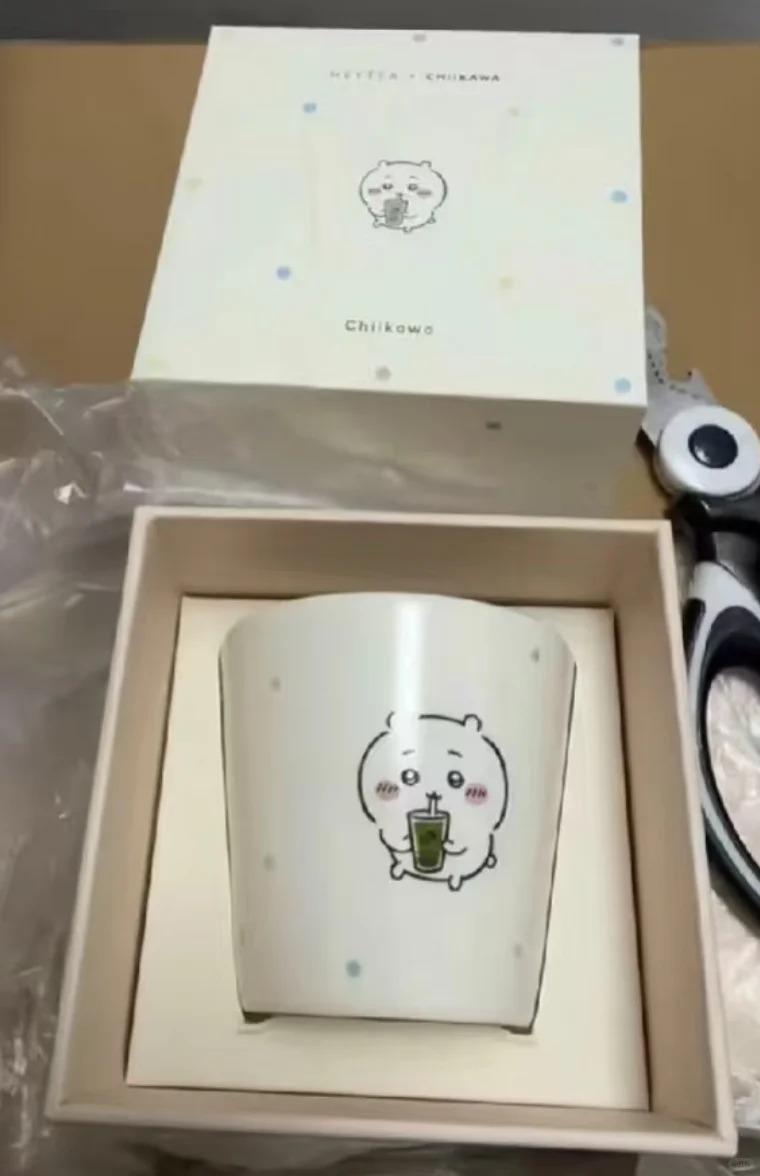 網上流出圖片顯示,喜茶將推出陶瓷杯、化身為喜茶店員的CHIIKAWA及角色企牌。