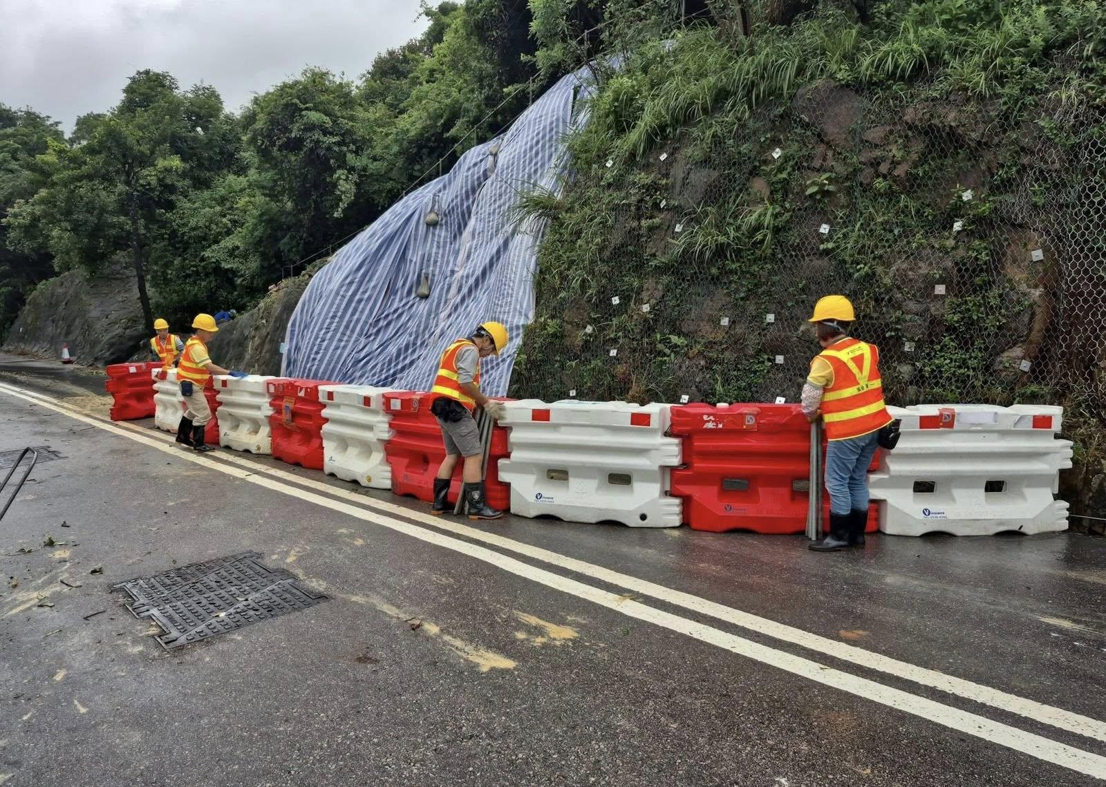 大潭道近大潭篤水塘山泥傾瀉現場緊急清理工作完成。(路政署圖片)