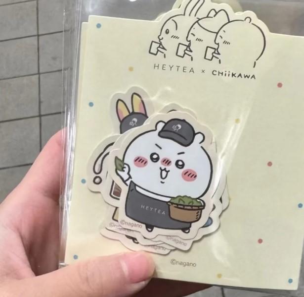 網上流出圖片顯示,喜茶將推出陶瓷杯、化身為喜茶店員的CHIIKAWA及角色企牌。