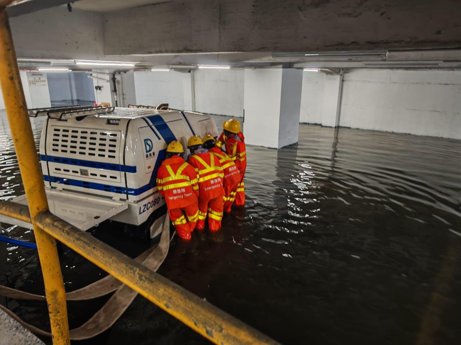 渠務署在周二的暴雨,3部無線遙控排水機械人「龍吸水」共出動10次,處理多區水浸求助,分別位於將軍澳敬賢里停車場、瑪麗醫院和金鐘道等個案。(渠務署fb)