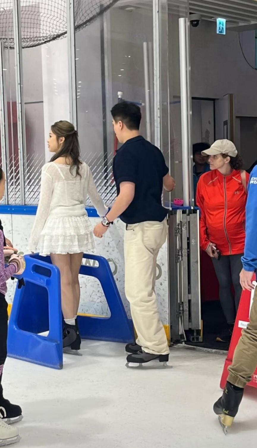 葉蒨文、曾展望被拍到在溜冰場手拖手。