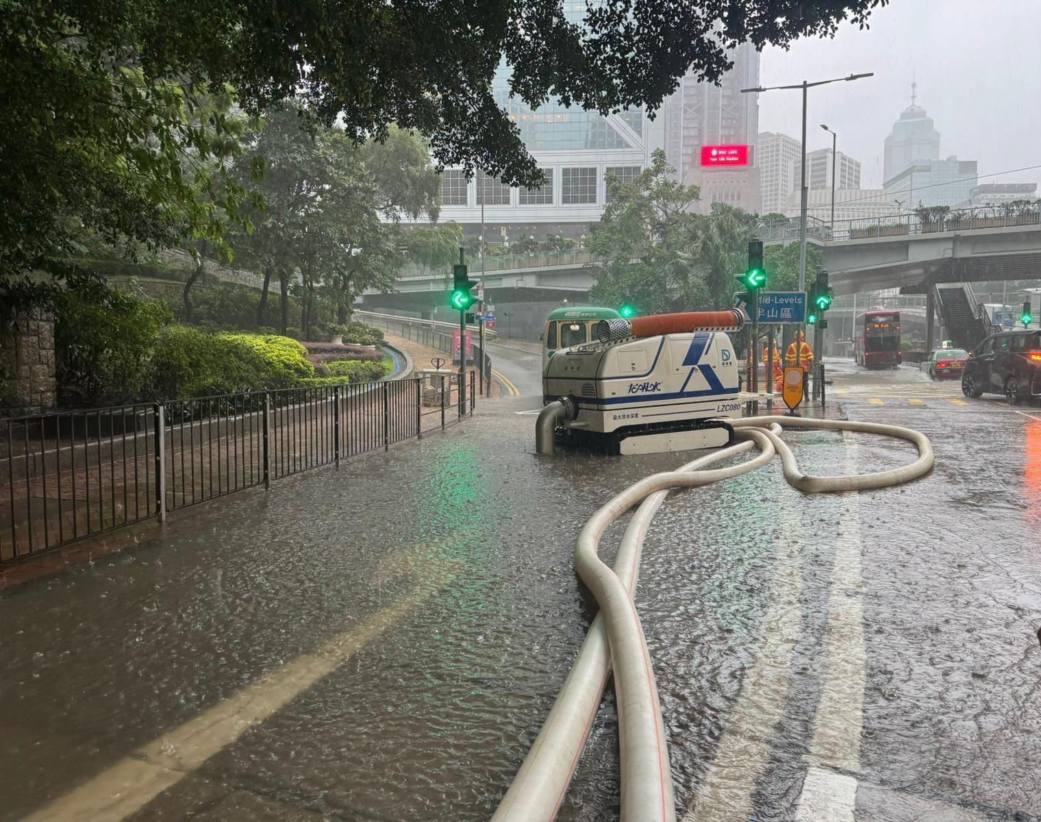 渠務署在周二的暴雨,3部無線遙控排水機械人「龍吸水」共出動10次,處理多區水浸求助,分別位於將軍澳敬賢里停車場、瑪麗醫院和金鐘道等個案。(渠務署fb)