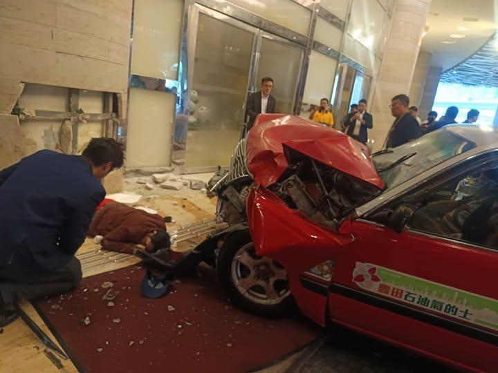 荃灣如心廣場停車場入口發生嚴重車禍。(fb「馬路的事討論區」圖片)