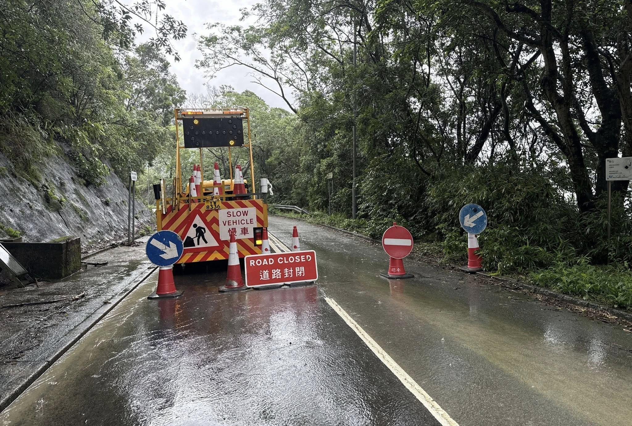 大埔新娘潭燒烤場以南一段新娘潭路斜坡發生山泥傾瀉,導致南行行車線嚴重損毀。(路政署8月5日圖片)