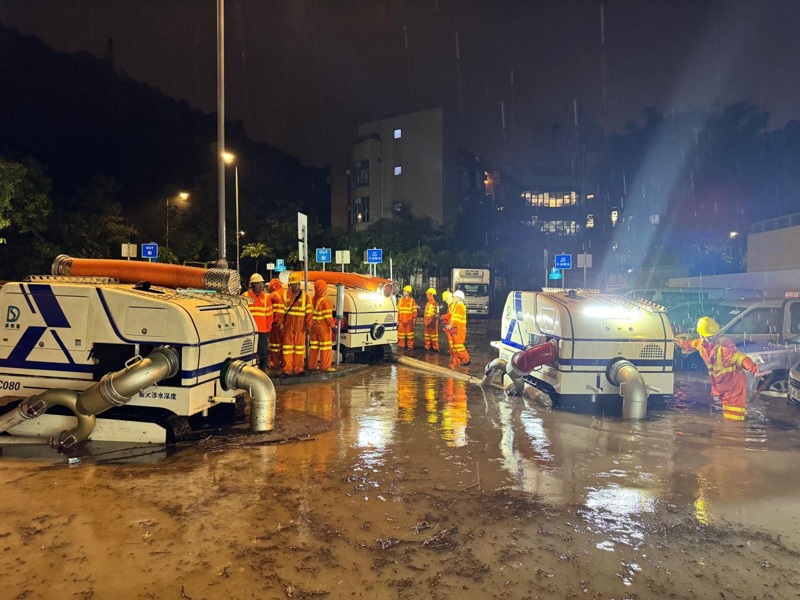 渠務署在周二的暴雨,3部無線遙控排水機械人「龍吸水」共出動10次,處理多區水浸求助,分別位於將軍澳敬賢里停車場、瑪麗醫院和金鐘道等個案。(渠務署fb)