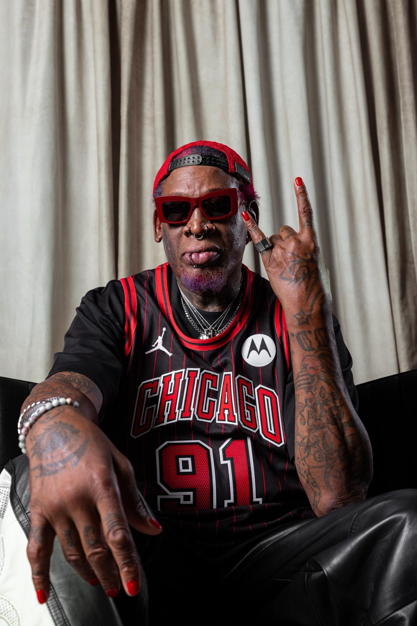 芝加哥公牛2025/2026球衣,籃板王洛文(Dennis Rodman)現身宣傳。(公牛FB)