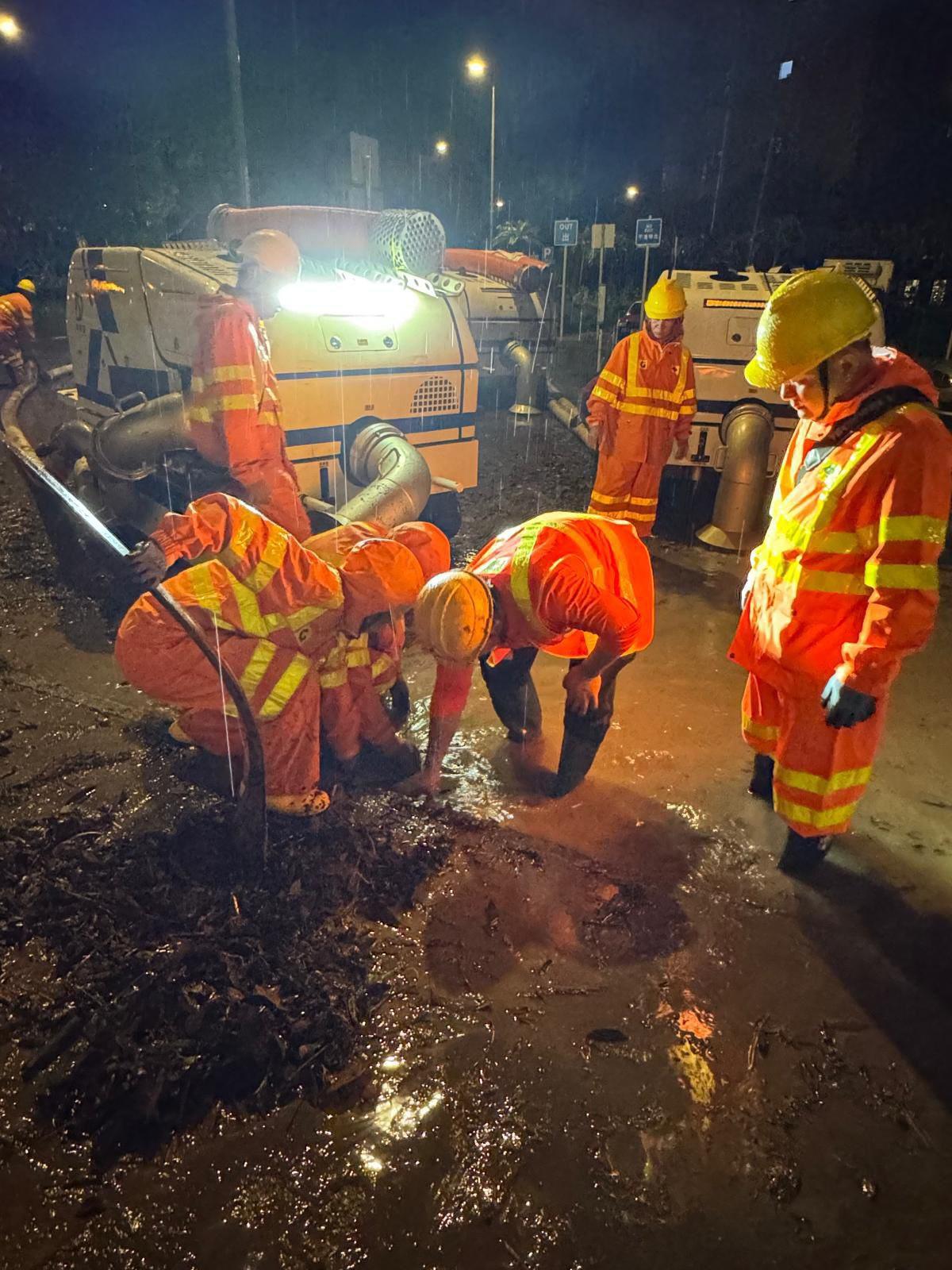 渠務署在周二的暴雨,3部無線遙控排水機械人「龍吸水」共出動10次,處理多區水浸求助,分別位於將軍澳敬賢里停車場、瑪麗醫院和金鐘道等個案。(渠務署fb)