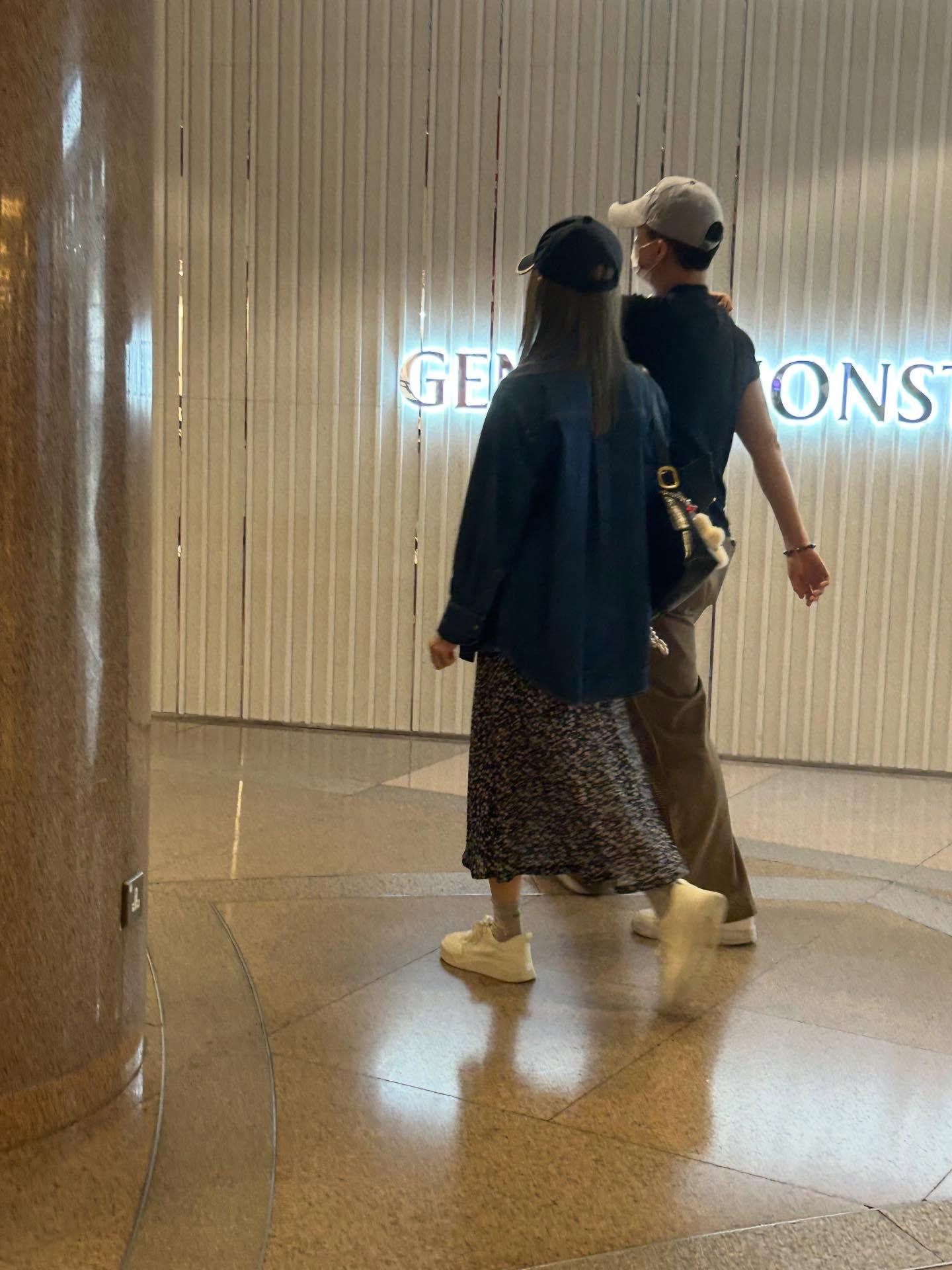 葉蒨文與曾展望被網民拍到一齊行商場。