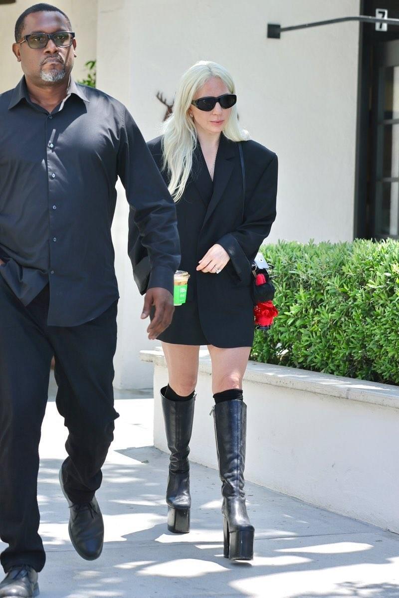 Lady Gaga帶自己造型「Labubu」出街被捕獲,網民發揮創意稱為「Gabubu」。(網上圖片)