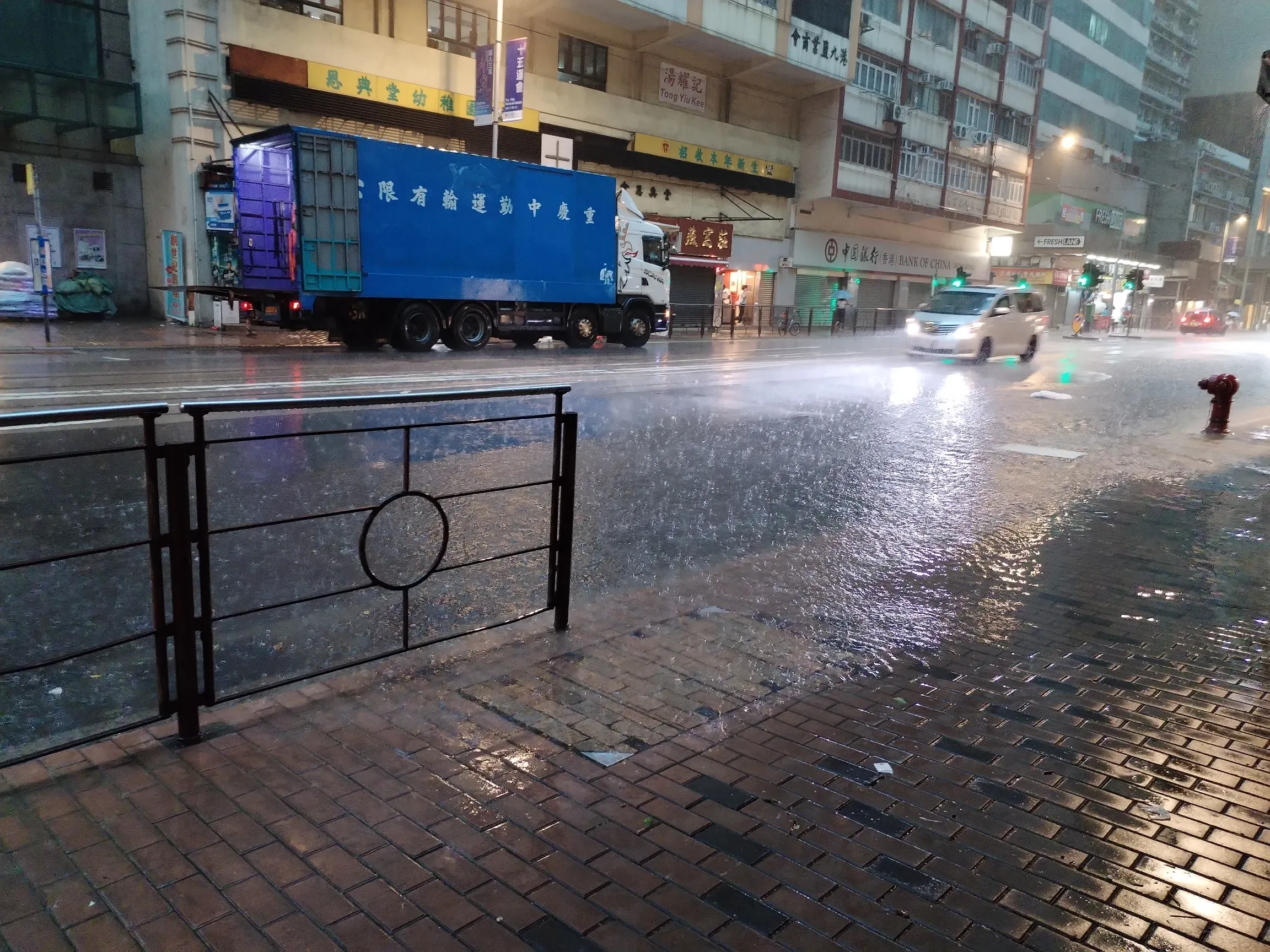 有網民在上班途中發現港鐵西營盤站出口水浸,他稱有大量曱甴隨水湧出,並爬上一名女途人的頭部,嚇得對方將手袋及雨傘拋開,該名網民自己亦「中招」,遭曱甴爬上手臂。(Threads)