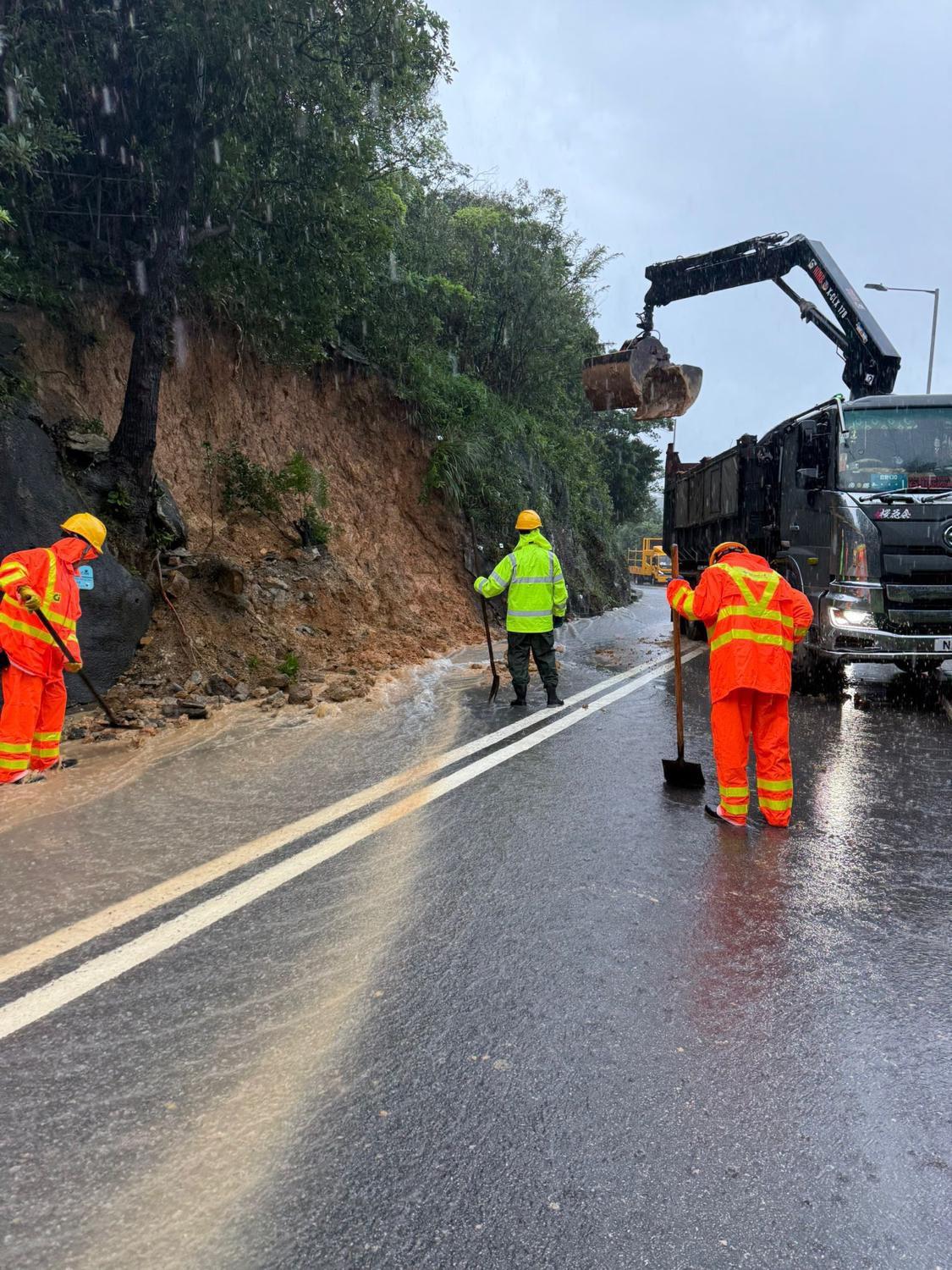 大潭道近大潭篤水塘山泥傾瀉現場緊急清理工作完成。(路政署圖片)