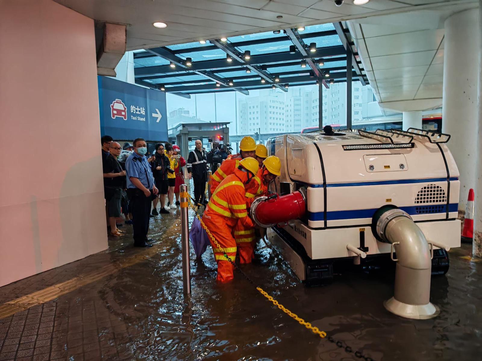 渠務署在周二的暴雨,3部無線遙控排水機械人「龍吸水」共出動10次,處理多區水浸求助,分別位於將軍澳敬賢里停車場、瑪麗醫院和金鐘道等個案。(渠務署fb)