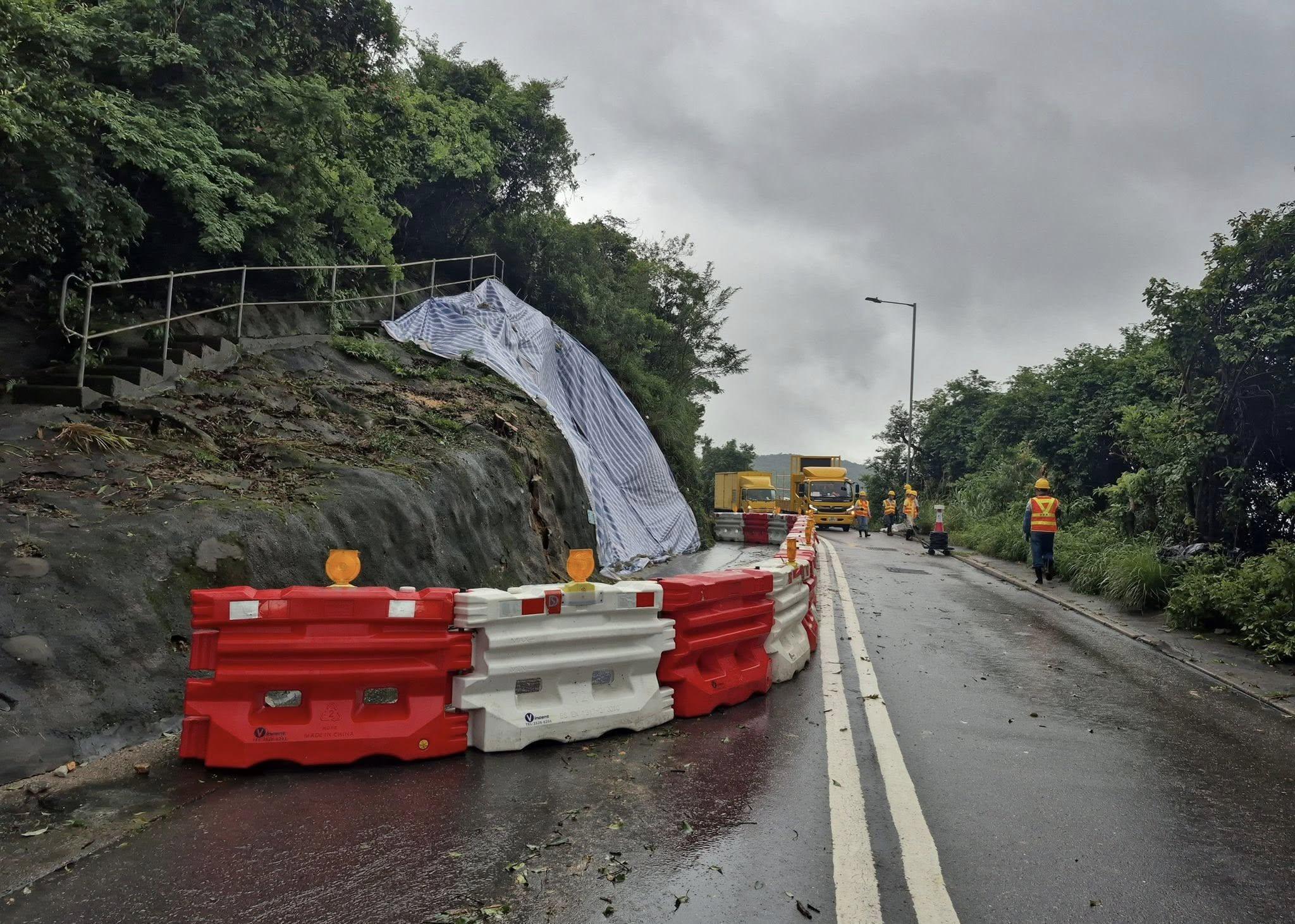 大潭道近大潭篤水塘山泥傾瀉現場緊急清理工作完成。(路政署圖片)