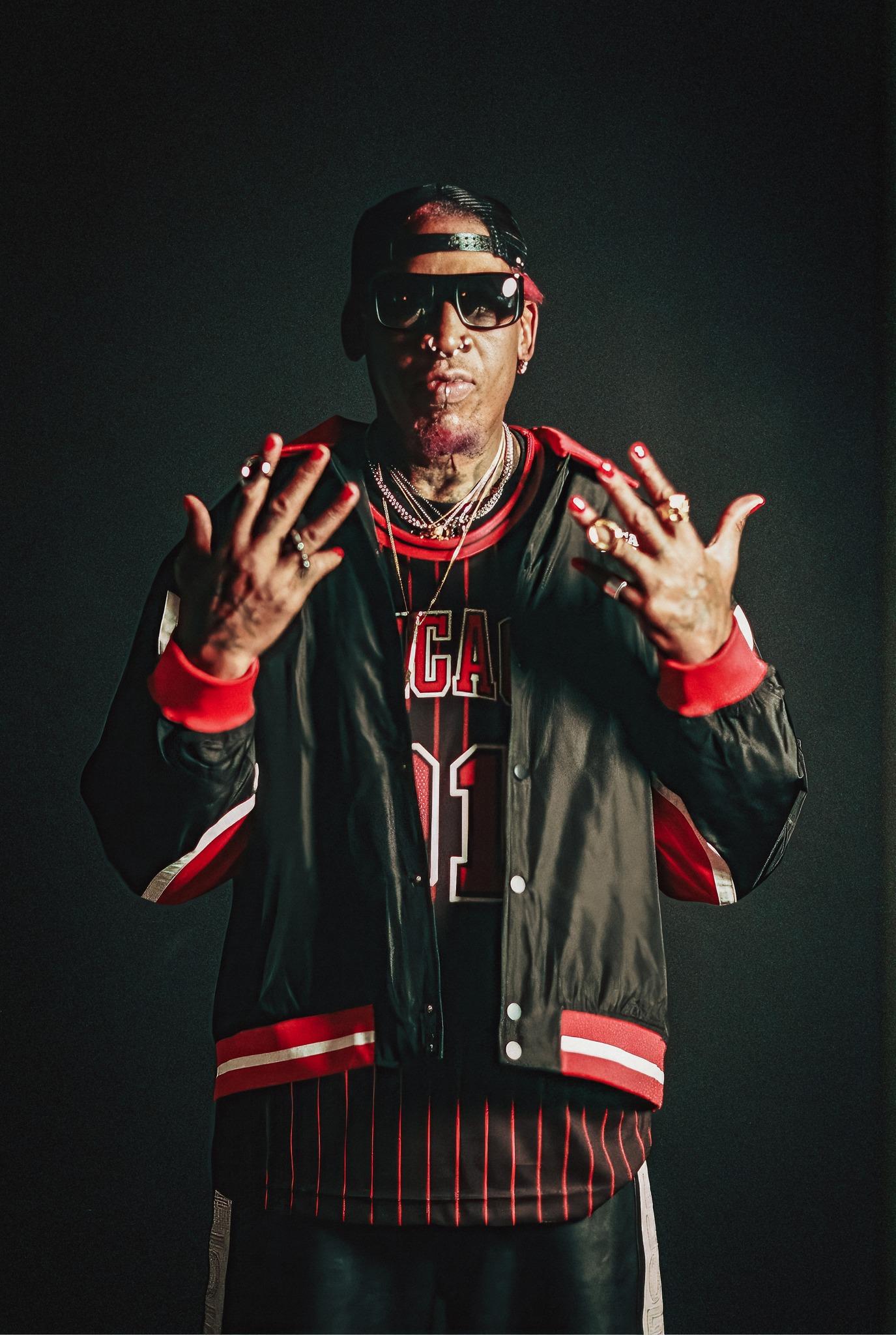 芝加哥公牛2025/2026球衣,籃板王洛文(Dennis Rodman)現身宣傳。(公牛FB)