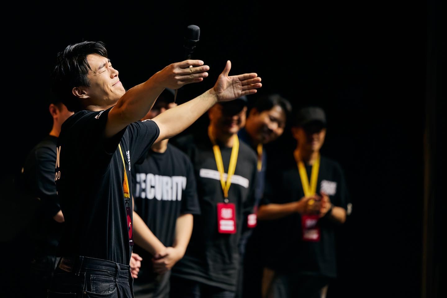 柯煒林出場向觀眾承諾會盡快好番,場面感動。