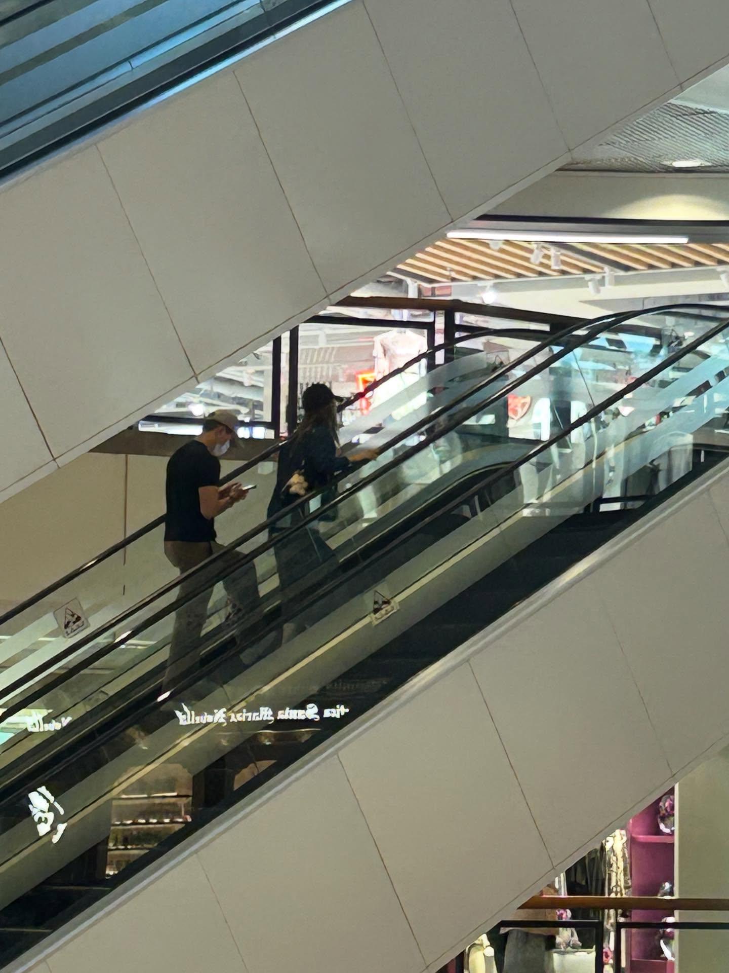 葉蒨文與曾展望被網民拍到一齊行商場。