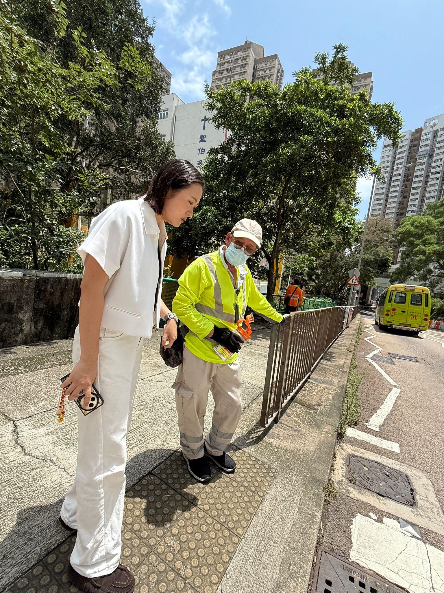 食環署人員早上分別到利東邨及曉峰園滅蚊,包括在草叢噴灑滅蚊劑。(南區區議員李嘉盈FB)