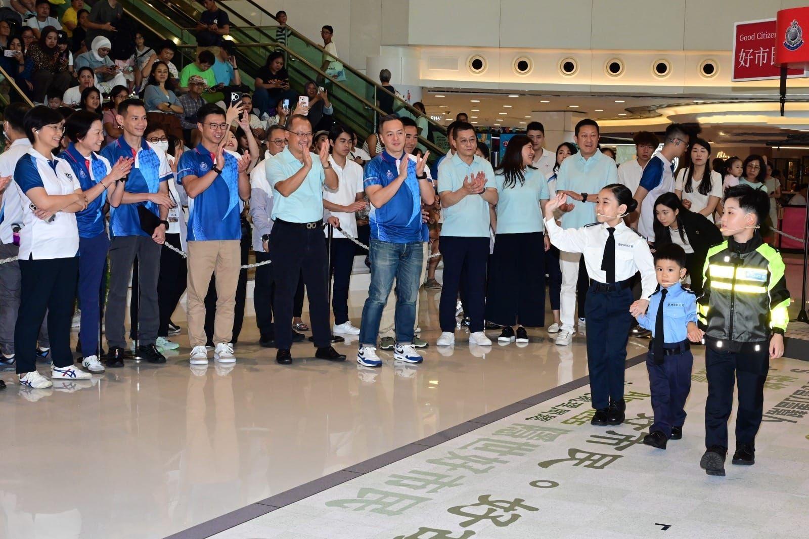大會安排學童表演,包括兒童跳唱警隊兒歌《Stand by You》。(香港警察Facebook)