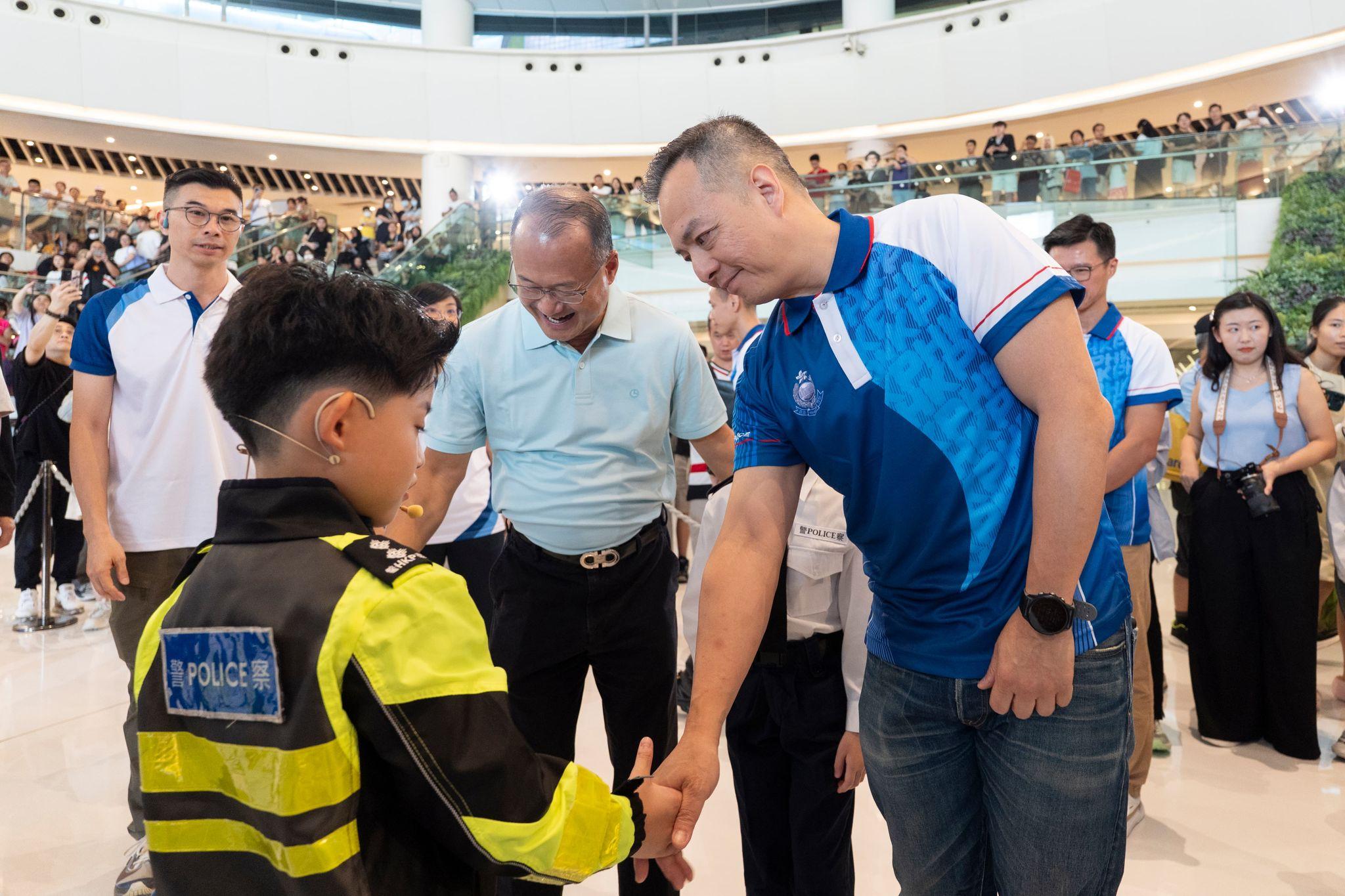 大會安排學童表演,包括兒童跳唱警隊兒歌《Stand by You》。(香港警察Facebook)
