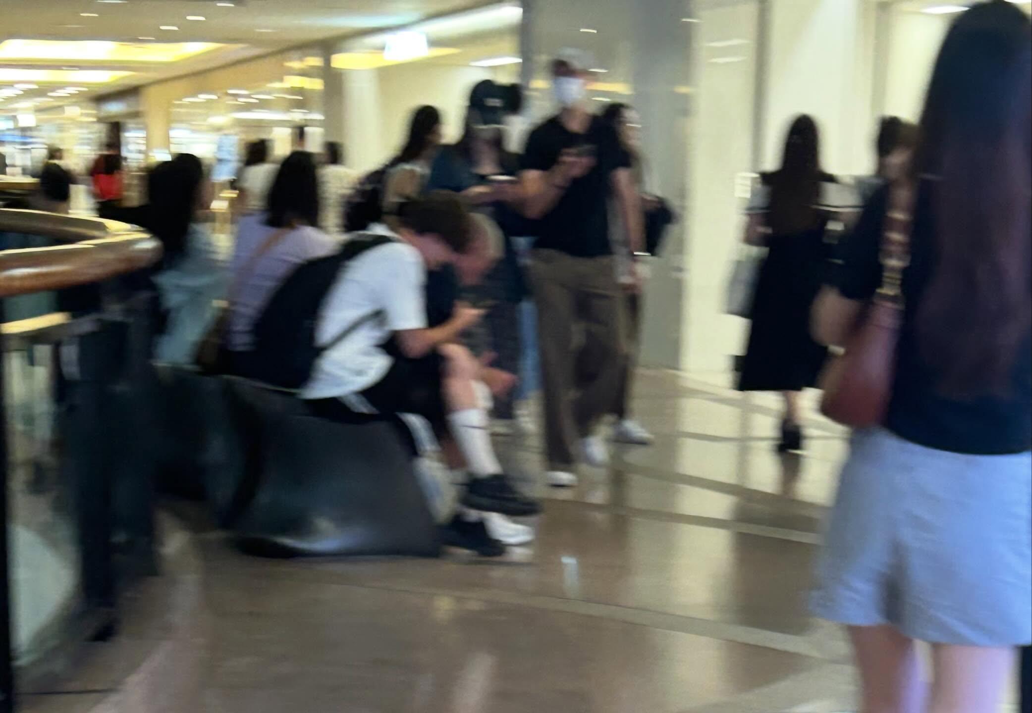 葉蒨文與曾展望被網民拍到一齊行商場。