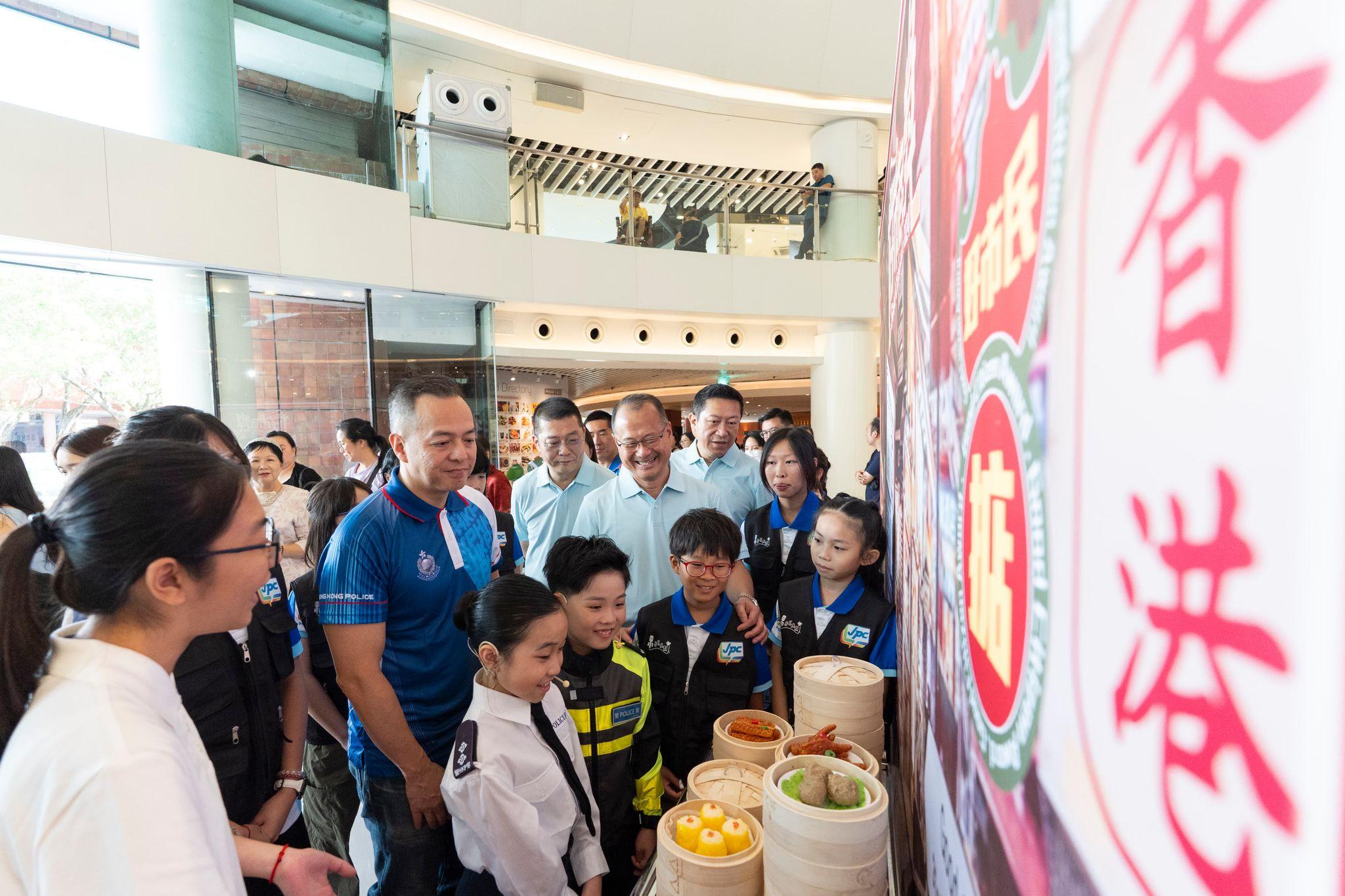 場內設置了以「衣、食、住、行」為題的特色打卡區。(香港警察Facebook)