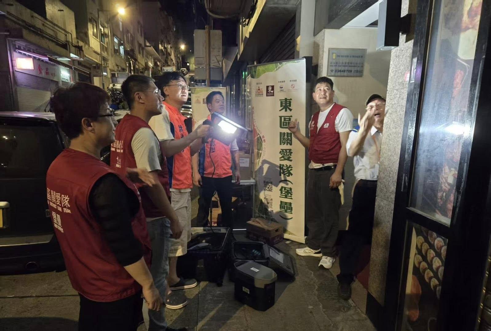 民政事務總署表示,明苑中心電錶房因有入水受潮,為安全起見需要全幢大廈停電作檢查,約130戶受影響。東區民政專員黎旨軒與東區民政處、東區區議員、關愛隊支援居民,於大廈地下設立緊急服務站,以便居民查詢同求助,。(民政事務總署fb)