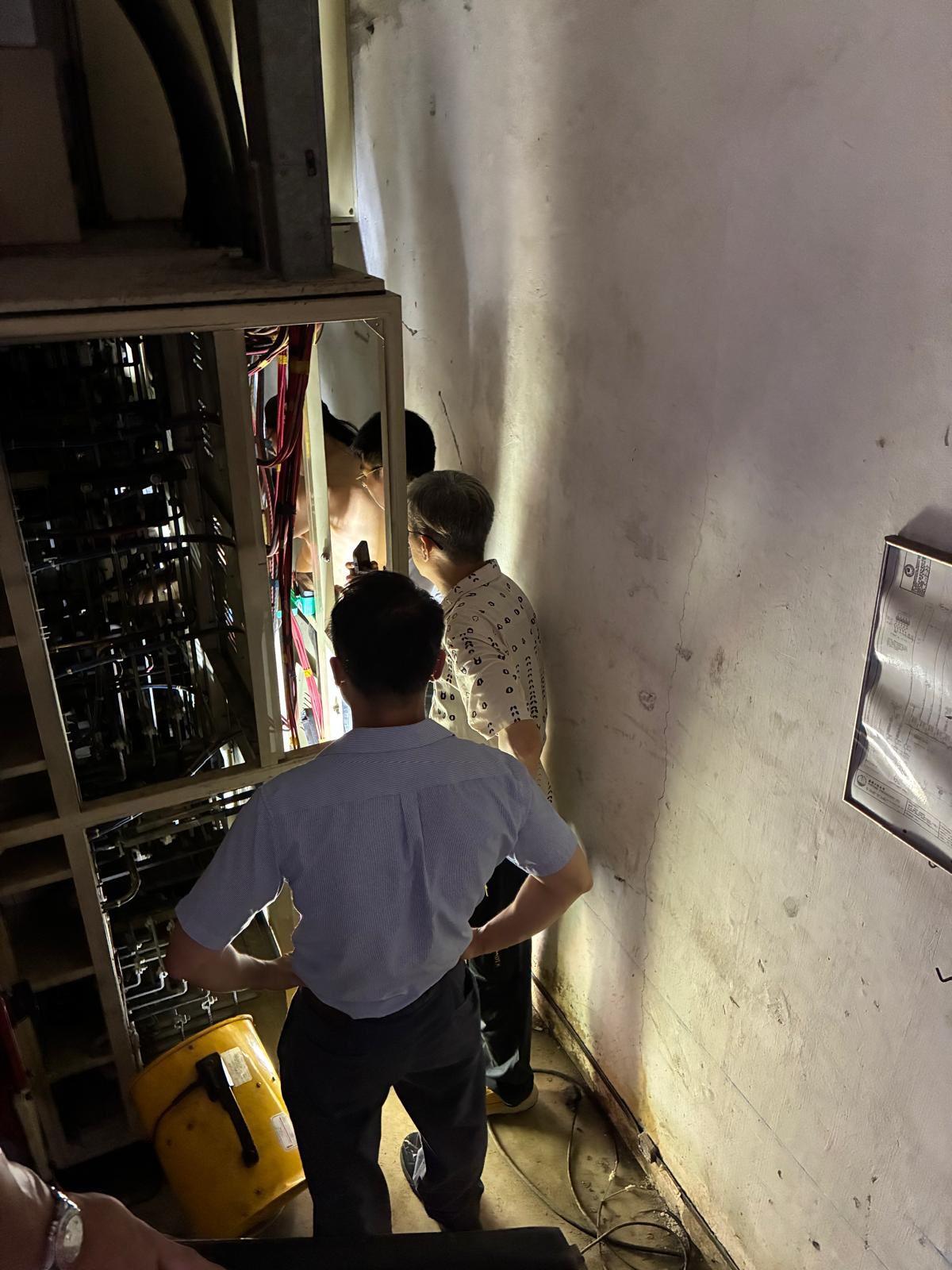 民政事務總署表示,明苑中心電錶房因有入水受潮,為安全起見需要全幢大廈停電作檢查,約130戶受影響。東區民政專員黎旨軒與東區民政處、東區區議員、關愛隊支援居民,於大廈地下設立緊急服務站,以便居民查詢同求助,。(民政事務總署fb)