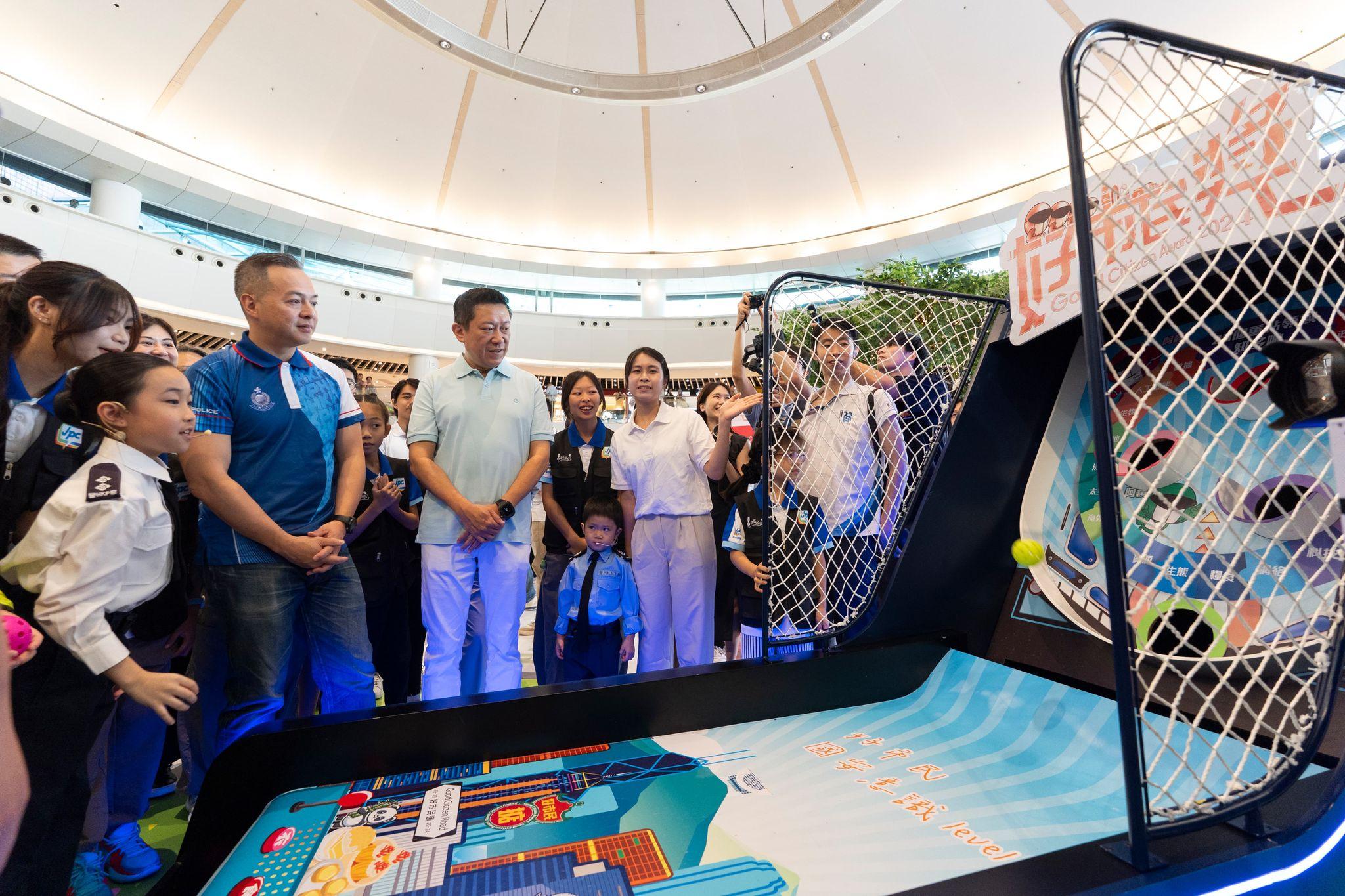 場內設置了攤位遊戲。(香港警察Facebook)