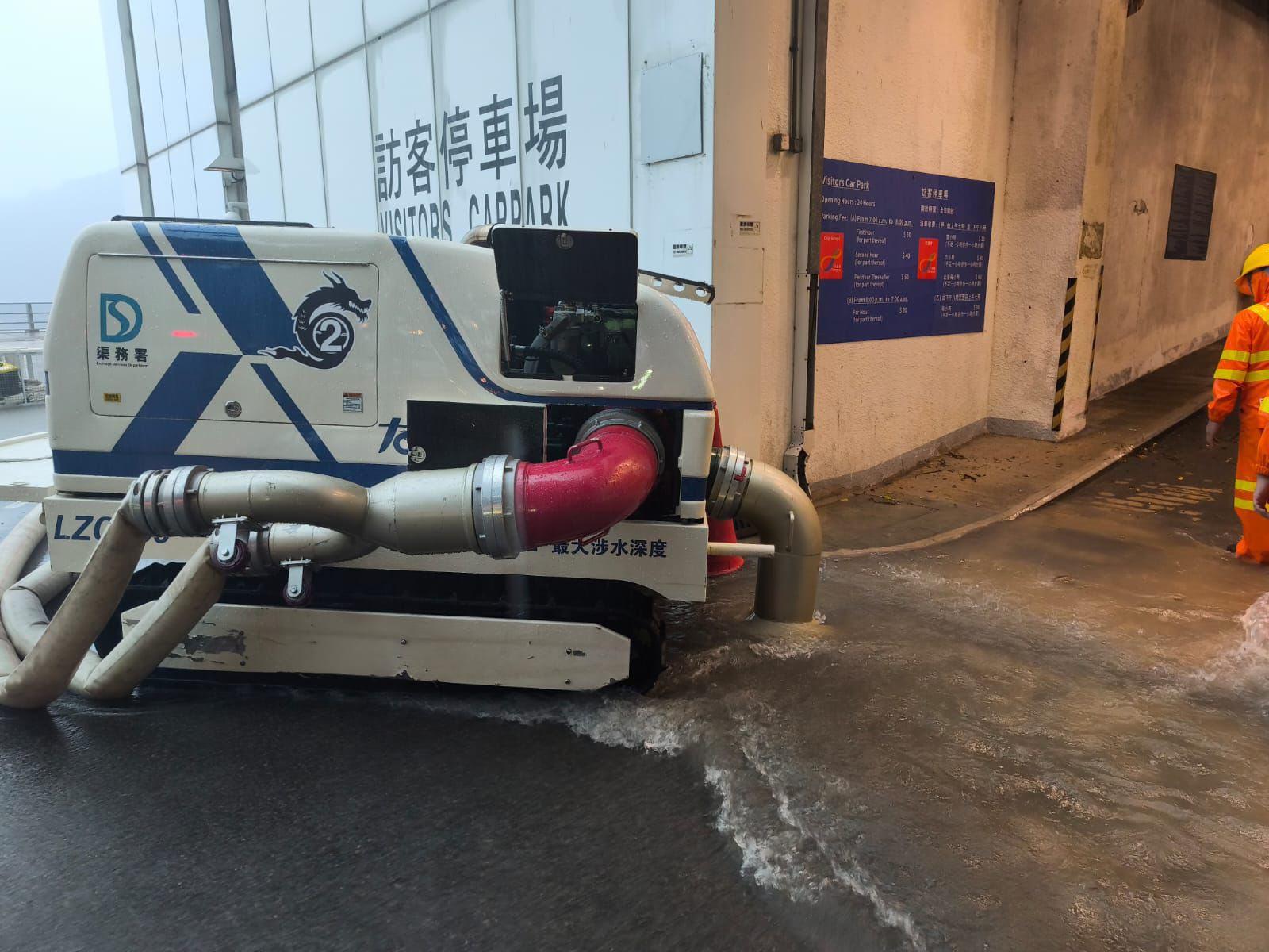 楊柳颱風│黑雨下渠務署表示,緊急應變隊已到達薄扶林道,在強力排水機械人「龍吸水」協助下,現正處理水浸個案。(下水水FB)