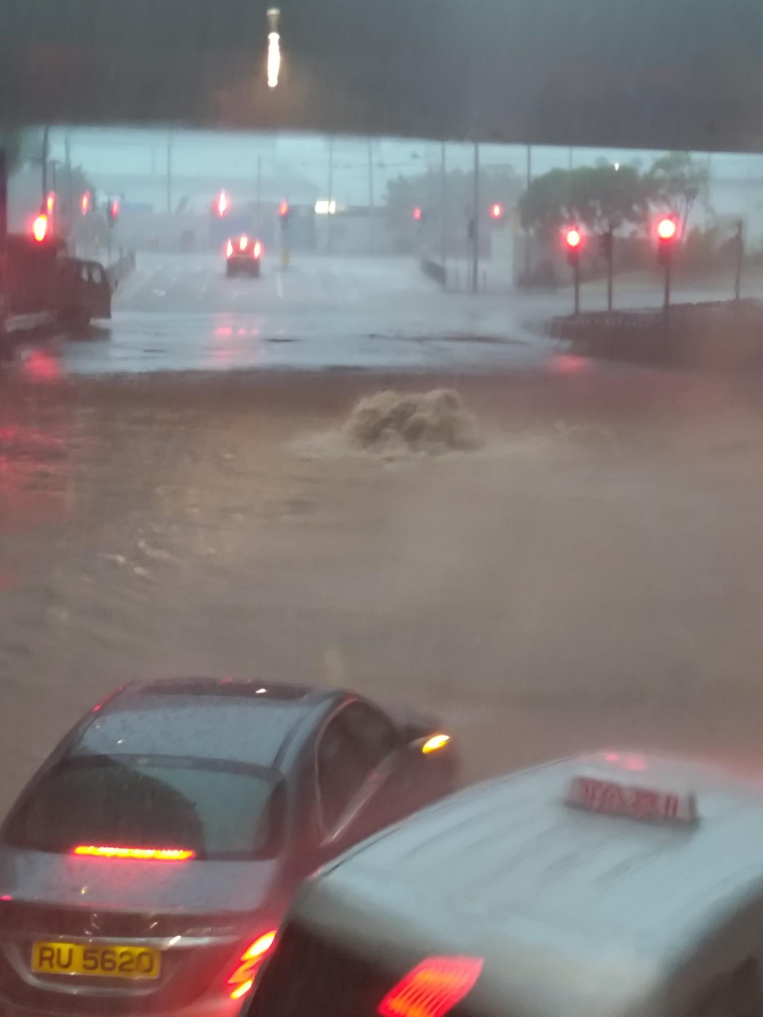 楊柳颱風│黑雨下西營盤水街出現「噴泉」。(西環變幻時FB)