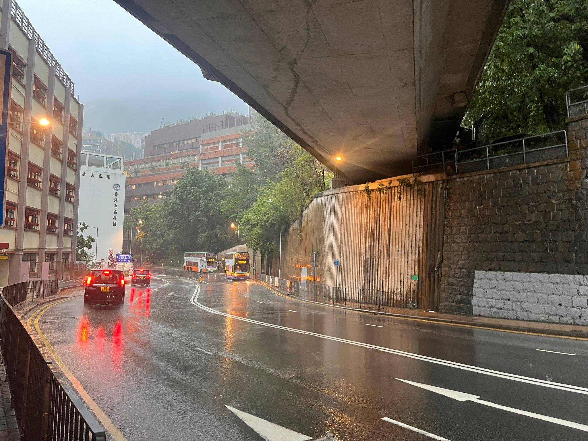 楊柳颱風│黑雨下薄扶林道近香港大學水浸,已完成清理。(下水水FB)