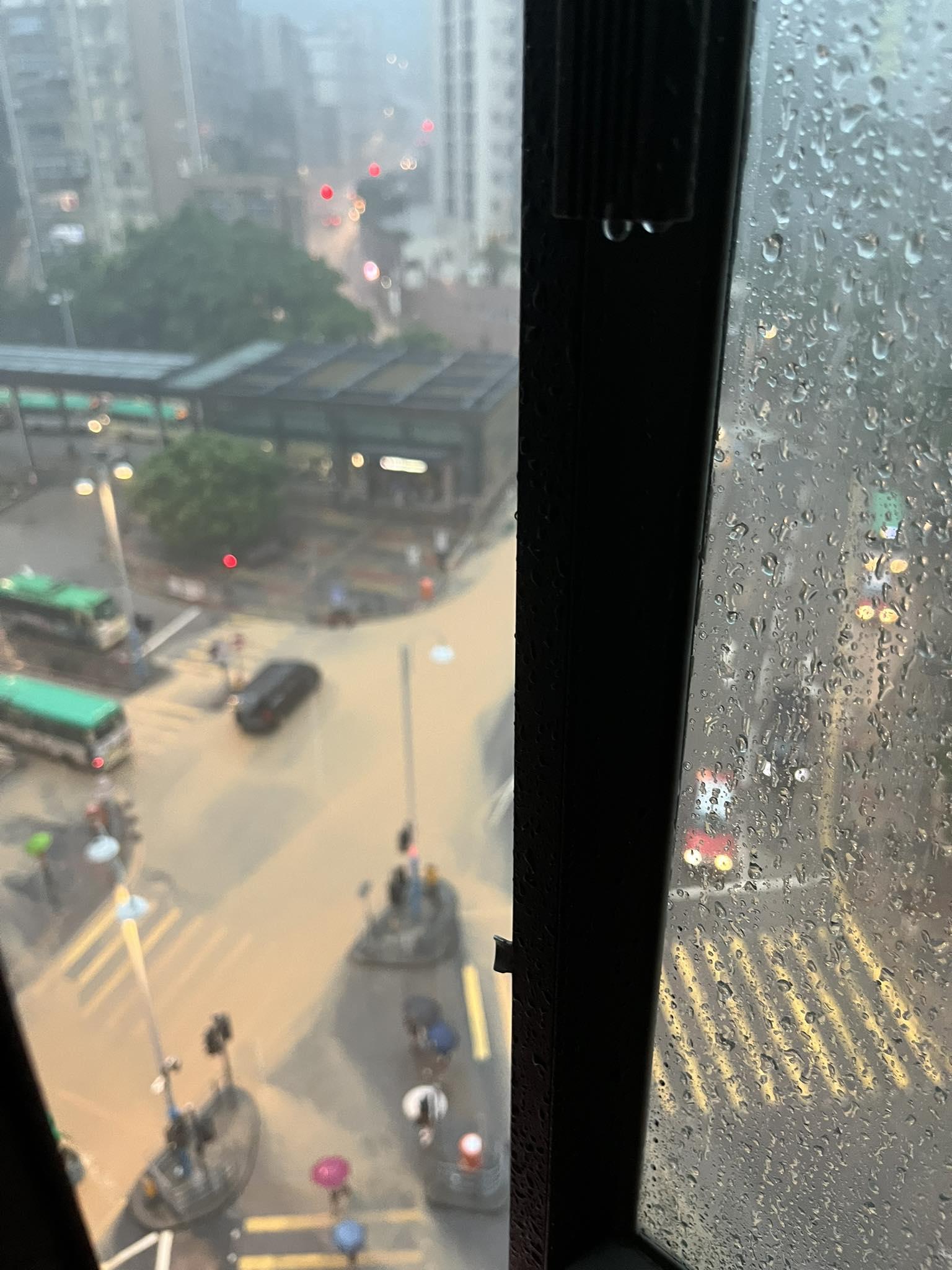 楊柳颱風│黑雨下堅尼地城站外道路水浸(西環變幻時FB)
