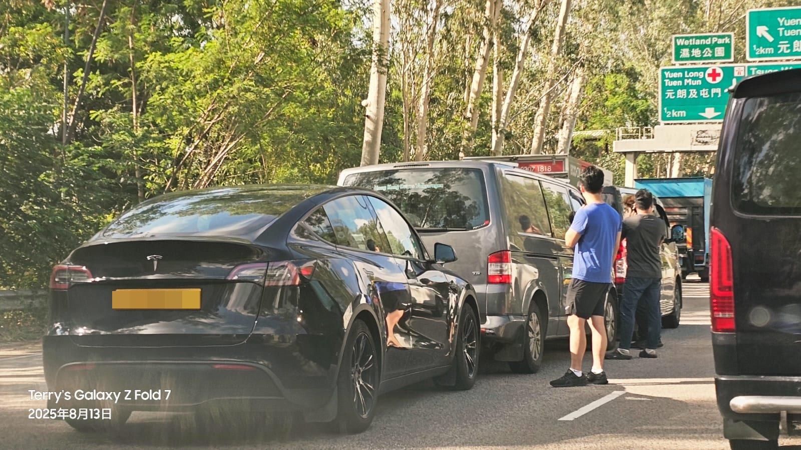 新田公路半小時內發生3宗交通意外,釀成5人受傷。(fb「車cam L(香港群組)」圖片)