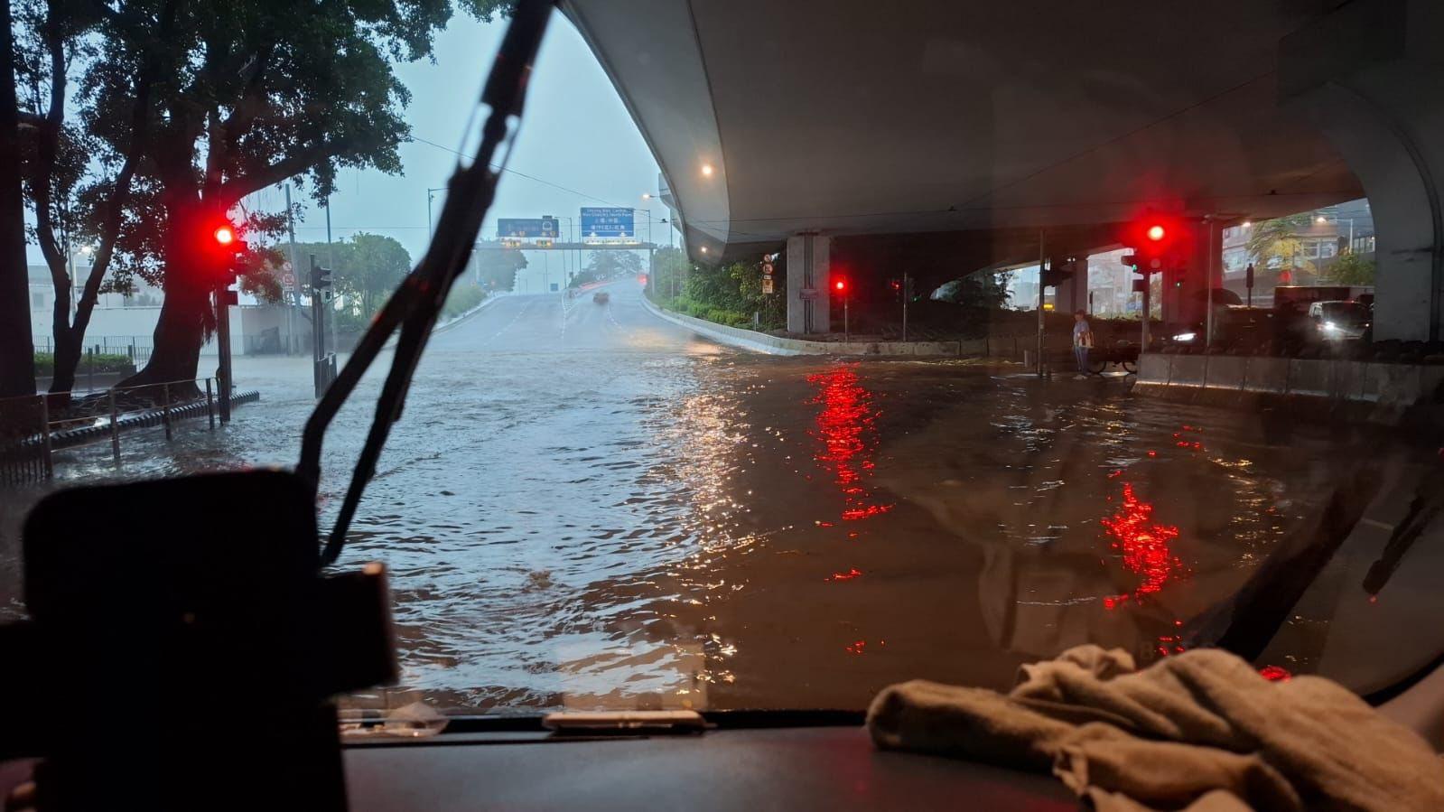 楊柳颱風│黑雨下西隧港島出口的干諾道西出現水浸。(馬路的事 (即時交通資訊台)FB)