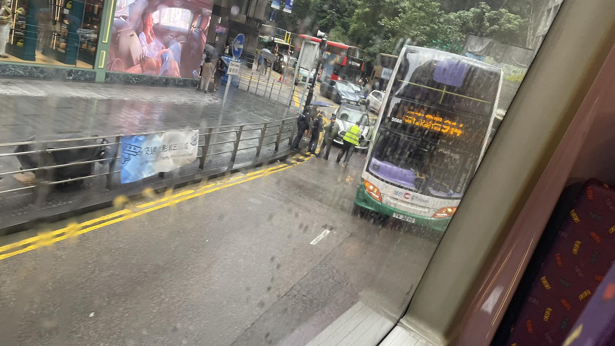 中環德輔道中近滙豐總行因有懸垂物全線封閉。(fb「西環變幻時」圖片)