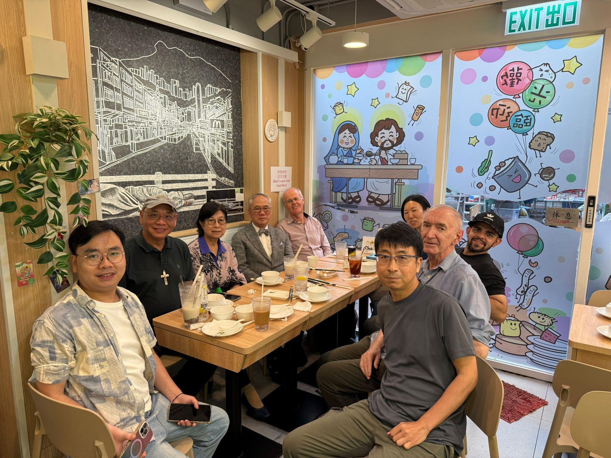 前行政長官曾蔭權伉儷在有「廟街神父」之稱胡頌恆陪同下,到訪位於油麻地上海街的非牟利機構「慈悲香港之家」,與釋囚基層聚餐傾談,又探望露宿者。(MercyHK fb圖片)