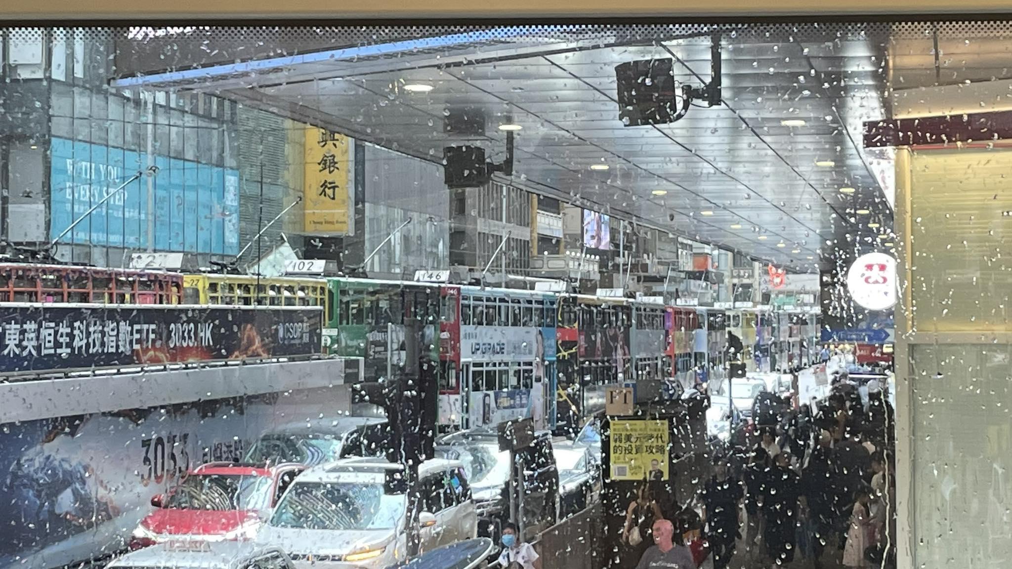 中環德輔道中近滙豐總行因有懸垂物全線封閉。(fb「西環變幻時」圖片)