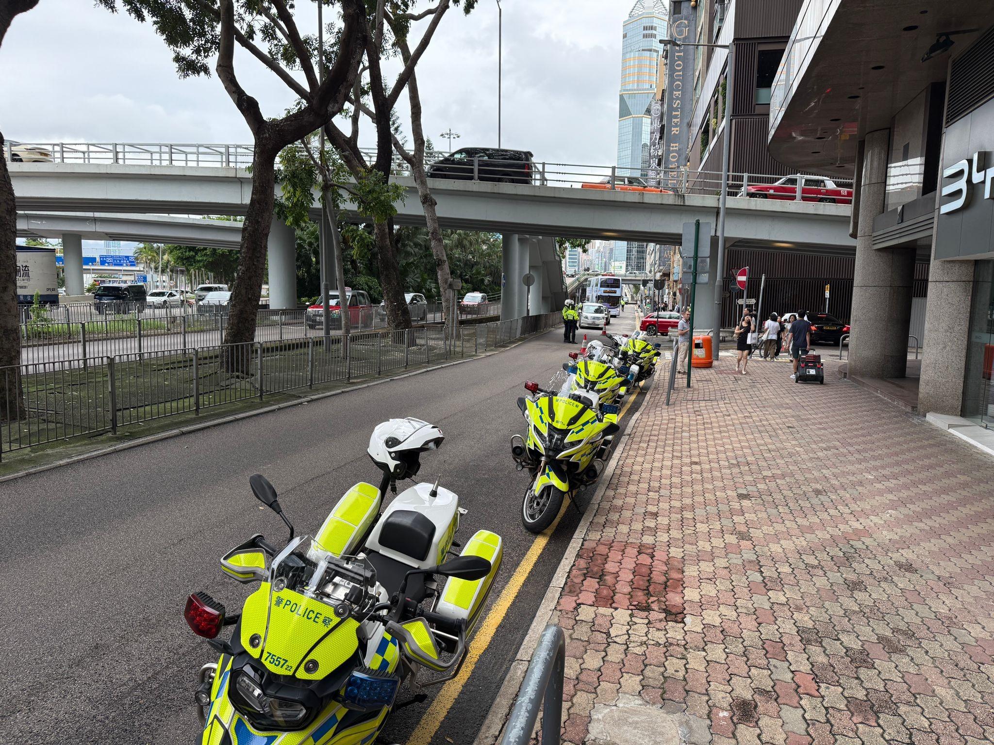 灣仔告士打道路中心驚現「黑洞」。(fb「車cam L(香港群組)」圖片)