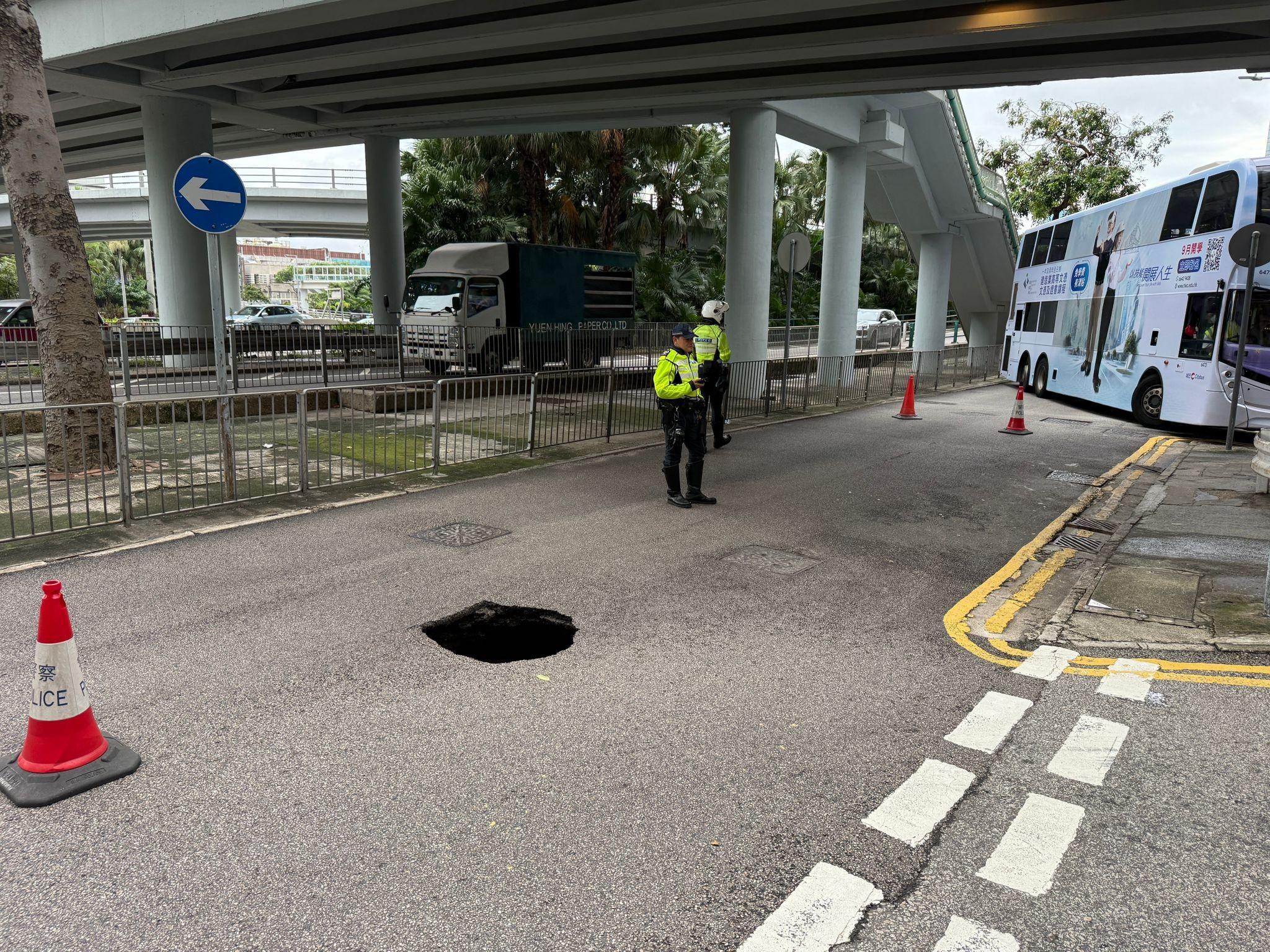 灣仔告士打道路中心驚現「黑洞」。(fb「車cam L(香港群組)」圖片)
