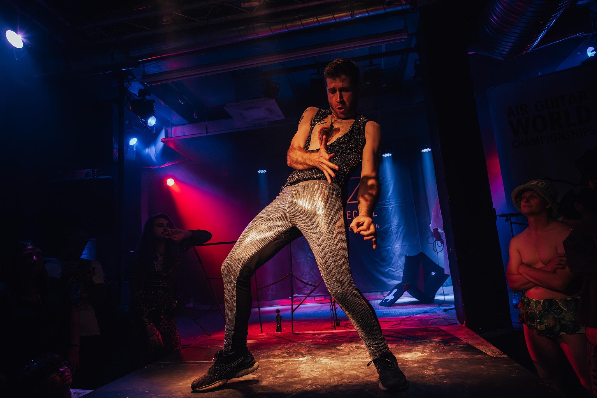 一年一度的「空氣結他世界錦標賽」在芬蘭港口城市奧盧完滿結束。來自13個國家的參賽者需在2輪比賽中「表演」2首歌曲,每輪限時60秒,選手們假裝彈奏一把無形的結他,必須表現激情。(網上圖片)