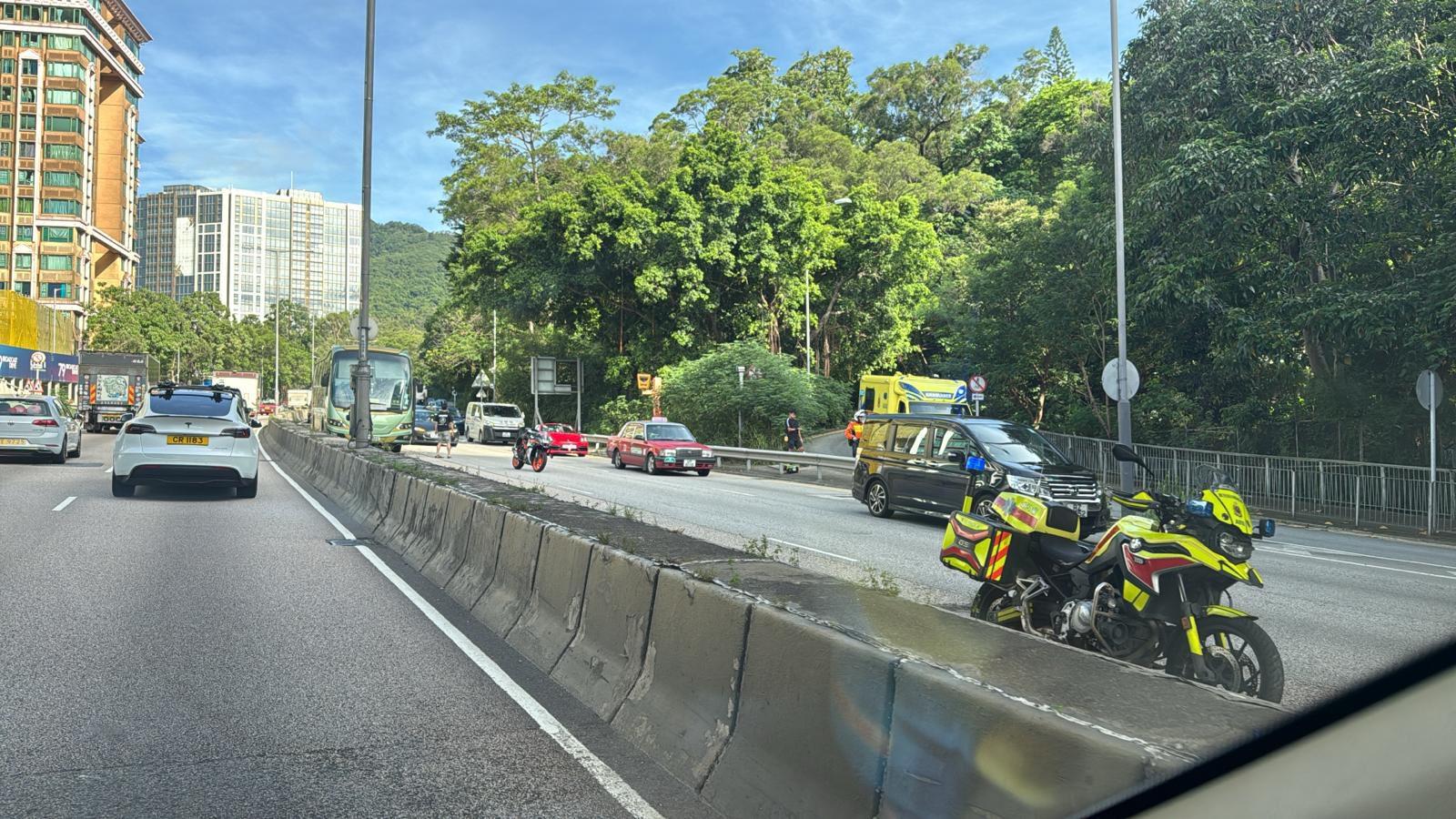 龍翔道10分鐘內兩宗交通意外,部分行車線一度封閉。(車cam L(香港群組))