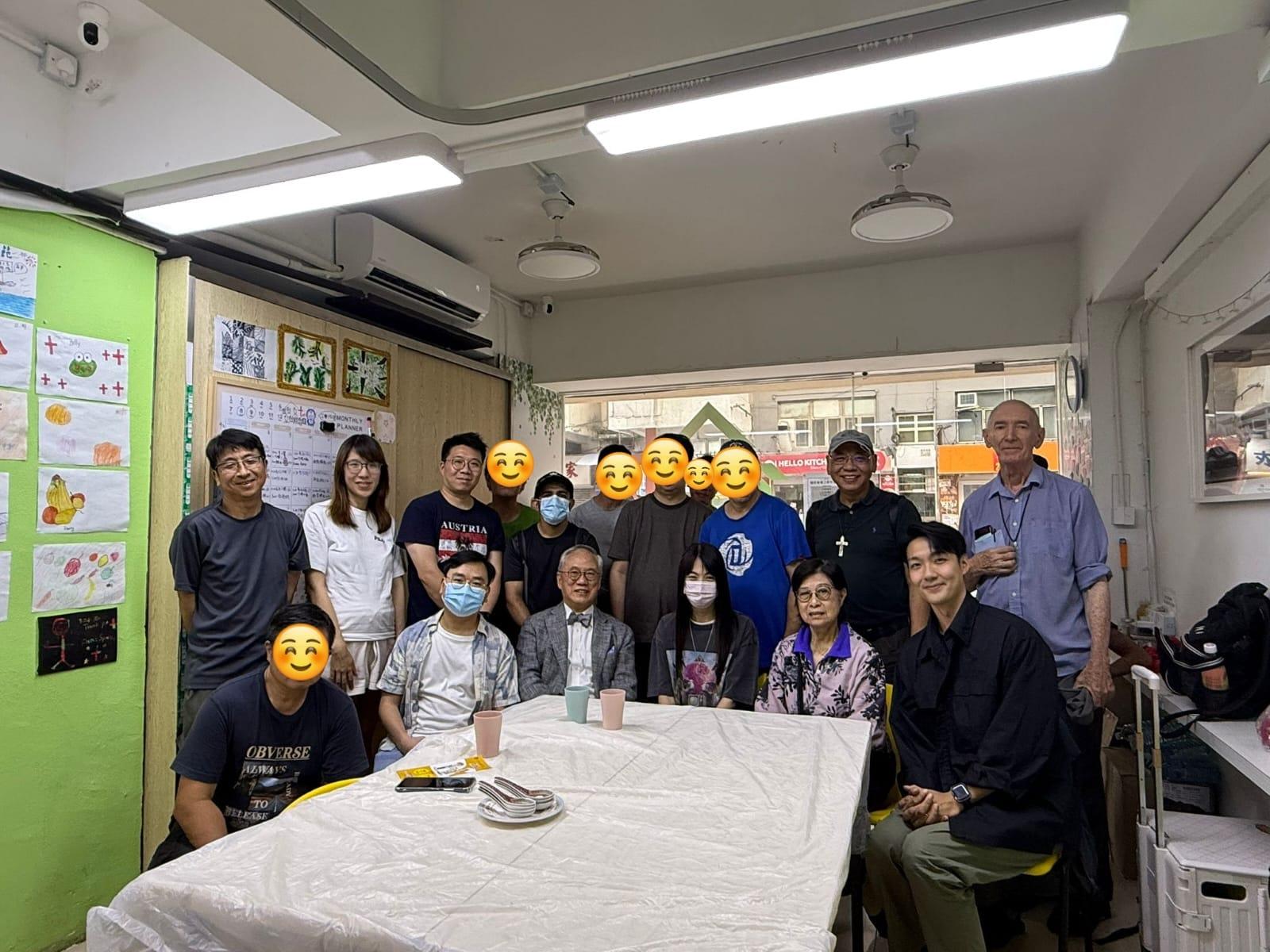 前行政長官曾蔭權伉儷在有「廟街神父」之稱胡頌恆陪同下,到訪位於油麻地上海街的非牟利機構「慈悲香港之家」,與釋囚基層聚餐傾談,又探望露宿者。(MercyHK fb圖片)