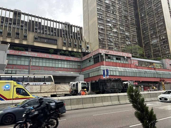 黃大仙龍翔道發生「串燒車禍」。(fb「車cam L(香港群組)」圖片)