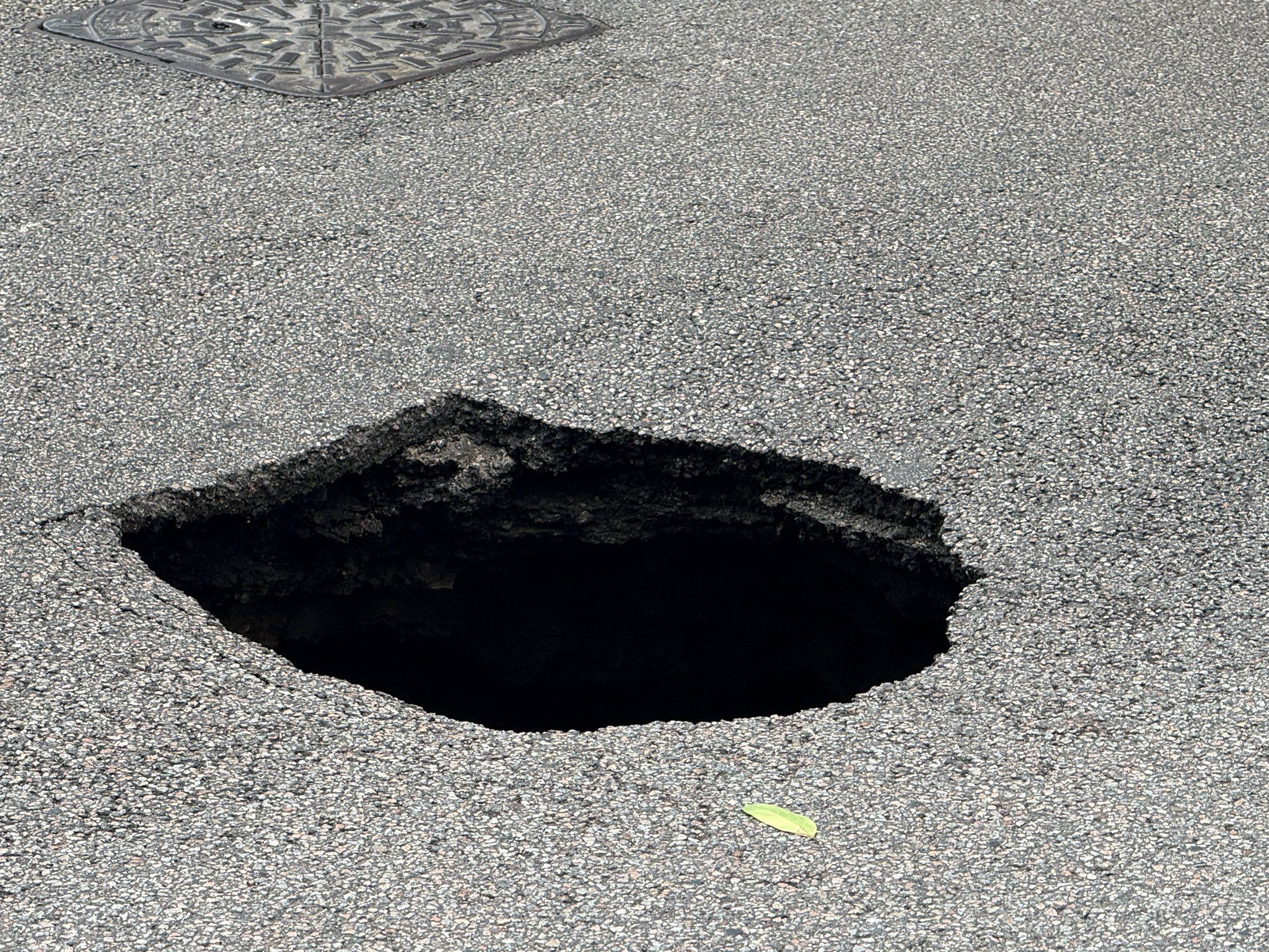 灣仔告士打道路中心驚現「黑洞」。(fb「車cam L(香港群組)」圖片)