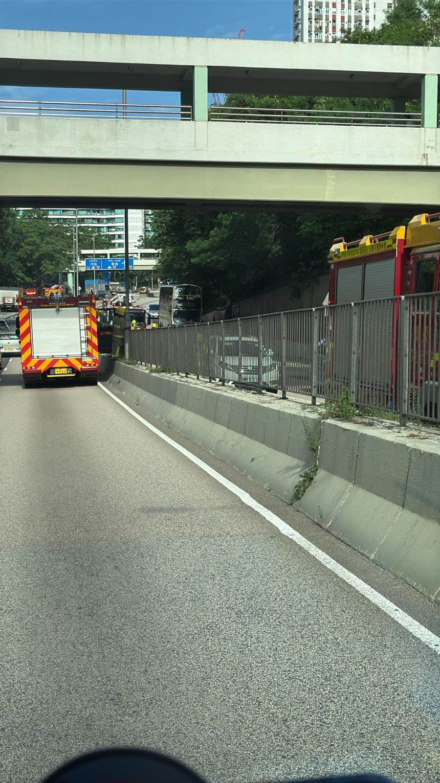 龍翔道10分鐘內兩宗交通意外,部分行車線一度封閉。(車cam L(香港群組))